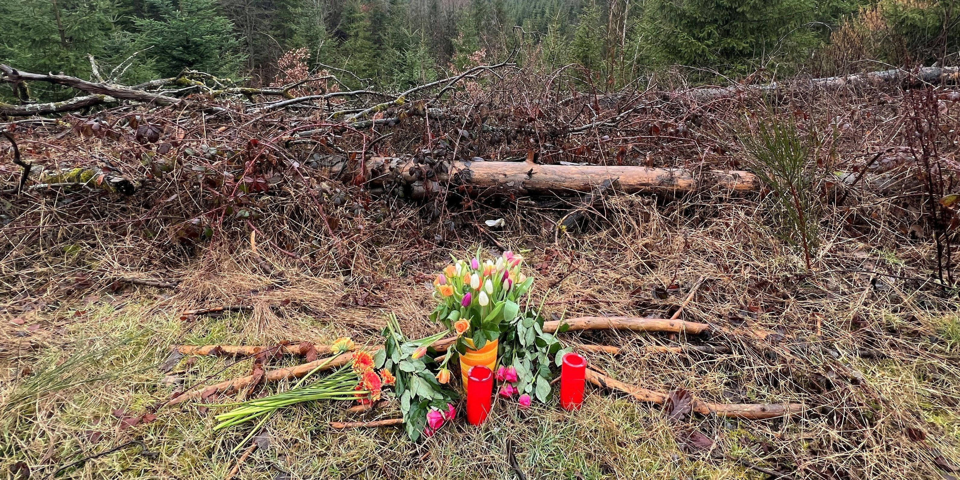 Am Tatort wurden Blumen und Kerzen abgelegt.