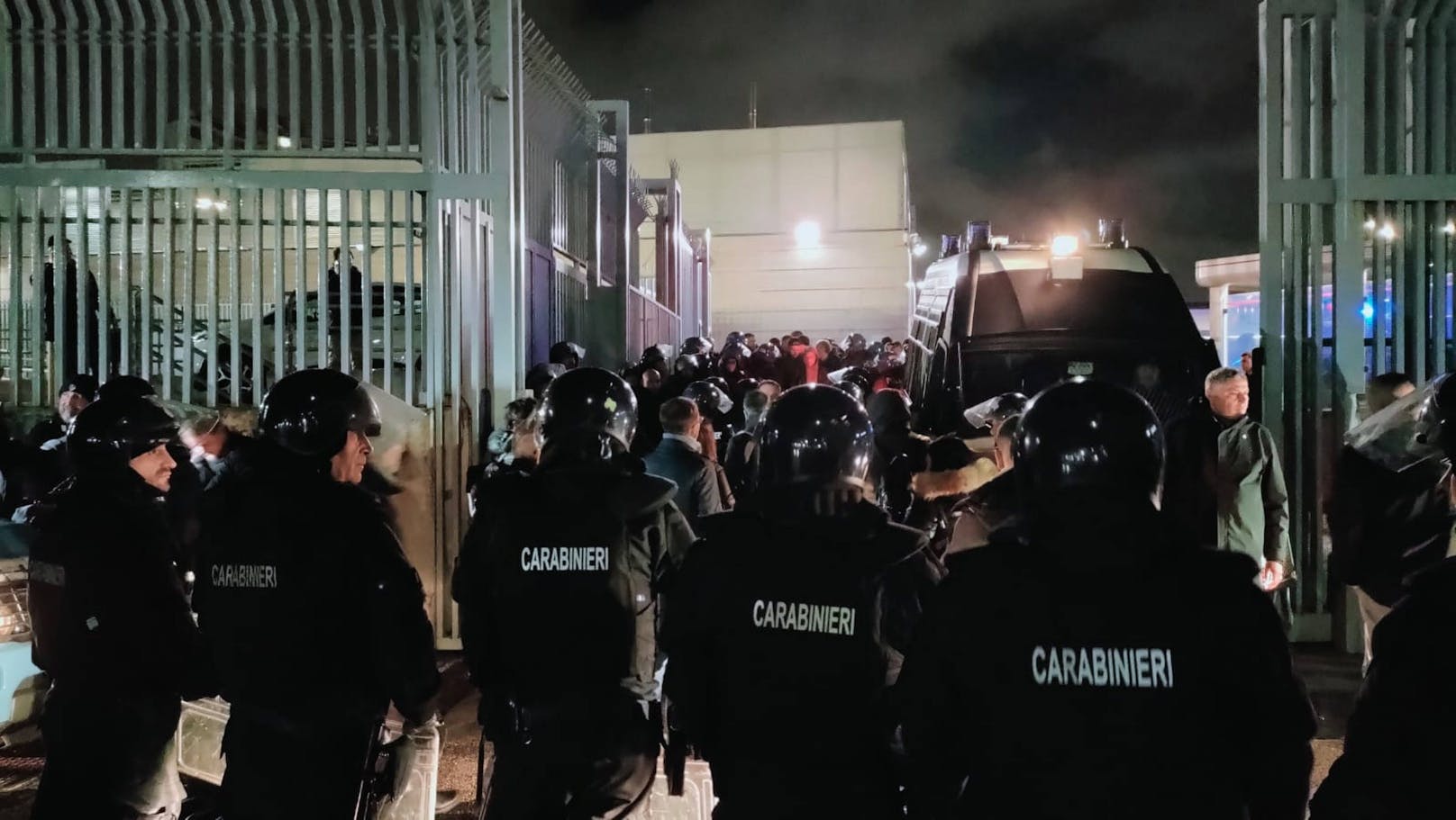 Eintracht-Fans wurden in Neapel von der Polizei empfangen