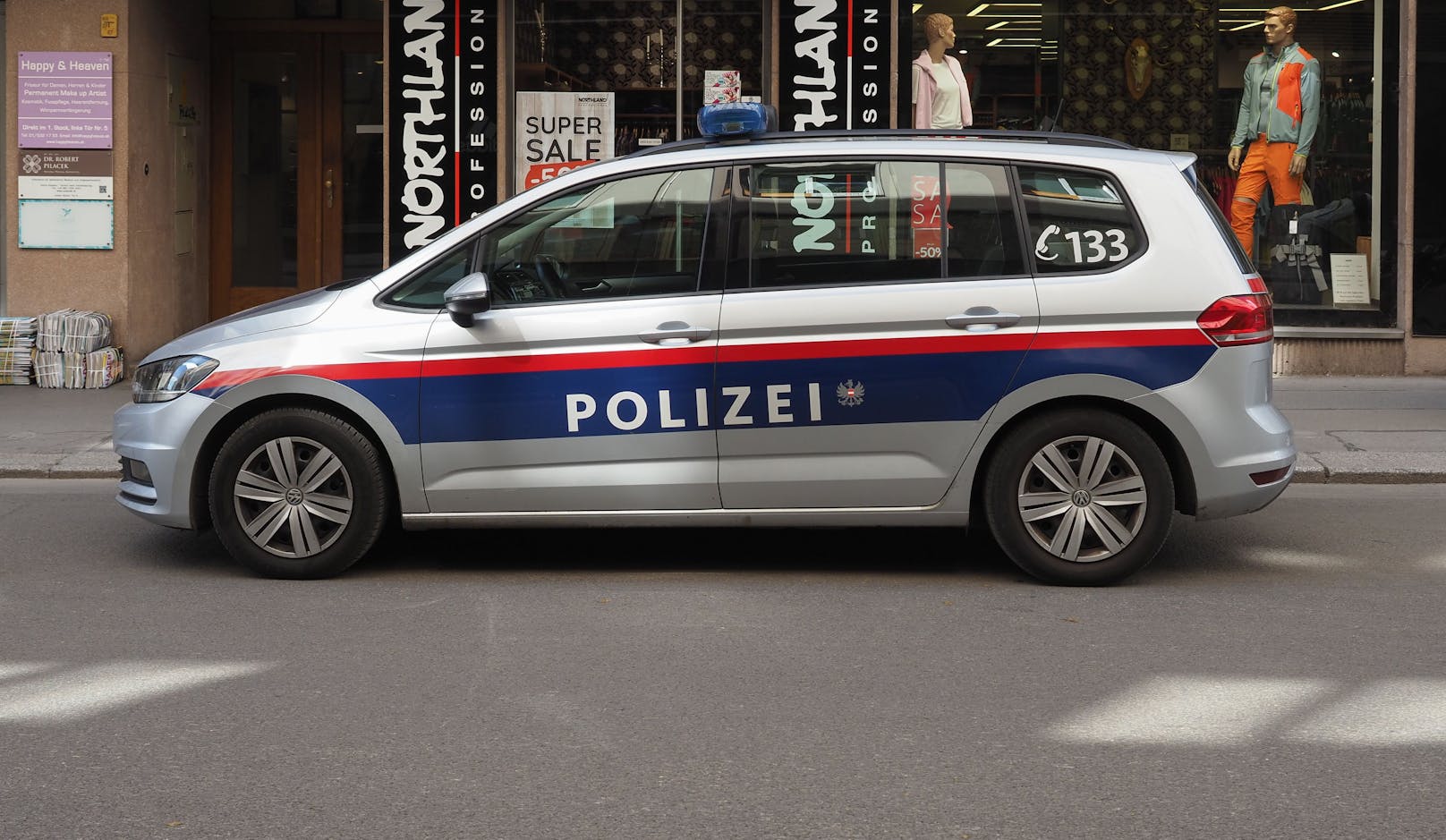 Die Wiener Polizei nahm den alkoholisierten Mann im Bahnhof Liesing fest. 