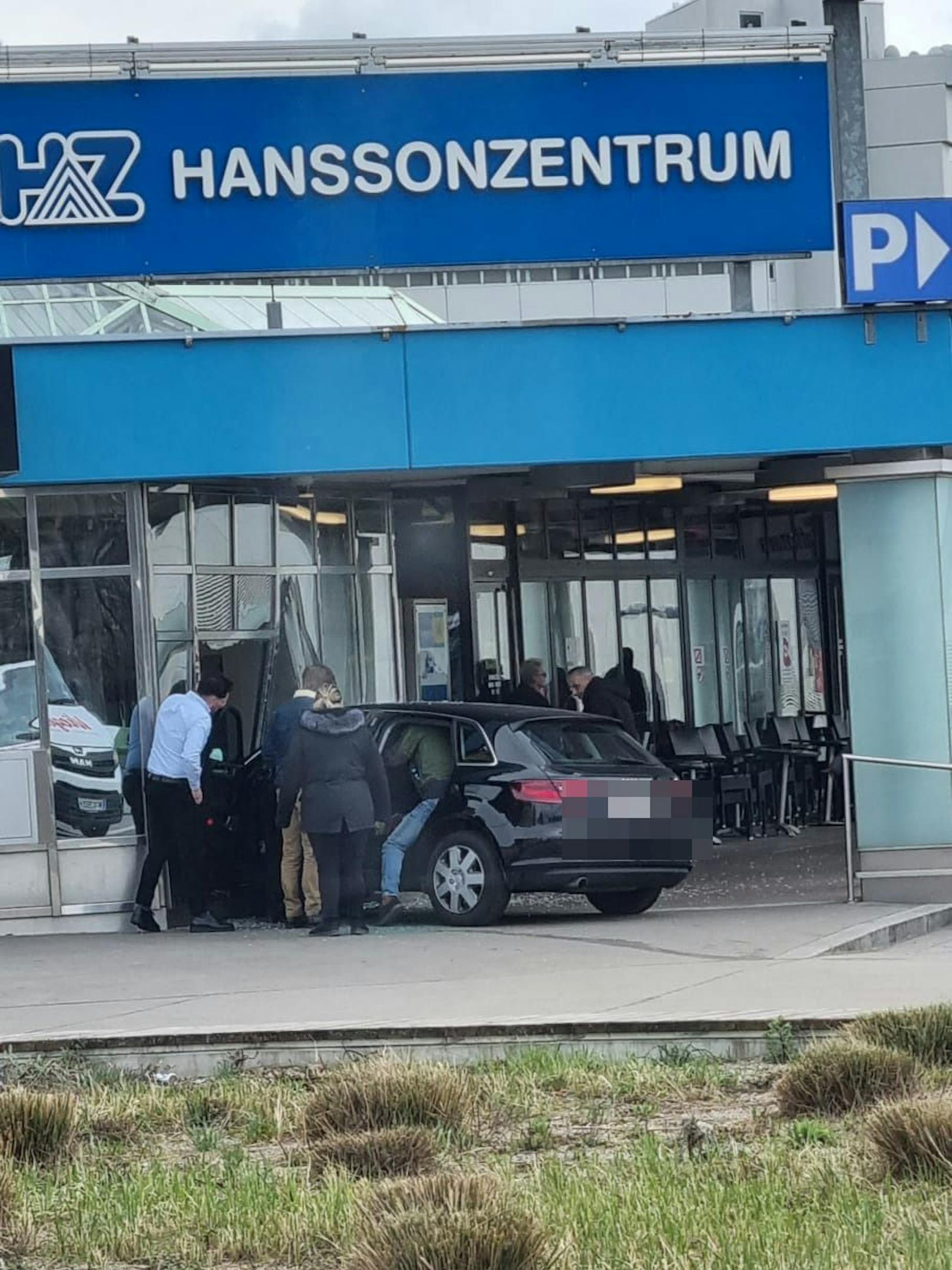 Der Audi krachte in den Eingangsbereich der Bank-Filiale.