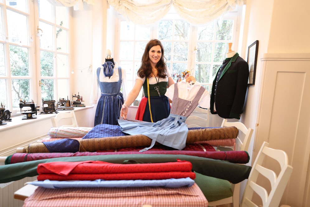 Nina Kainz mit den historisch angelehnten Stoffen und einem Grinzinger Dirndl.