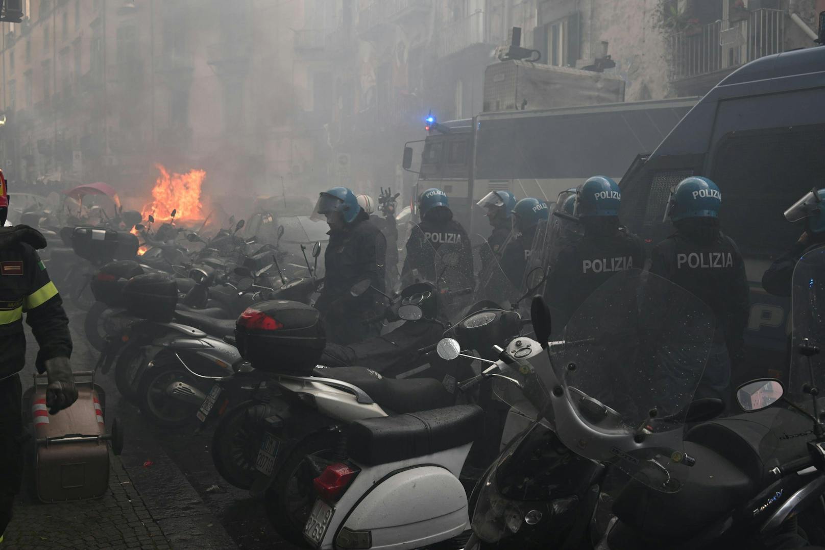Hooligans von Eintracht Frankfurt haben vor dem Gastspiel in Neapel eine Spur der Verwüstung durch die Stadt gezogen. 