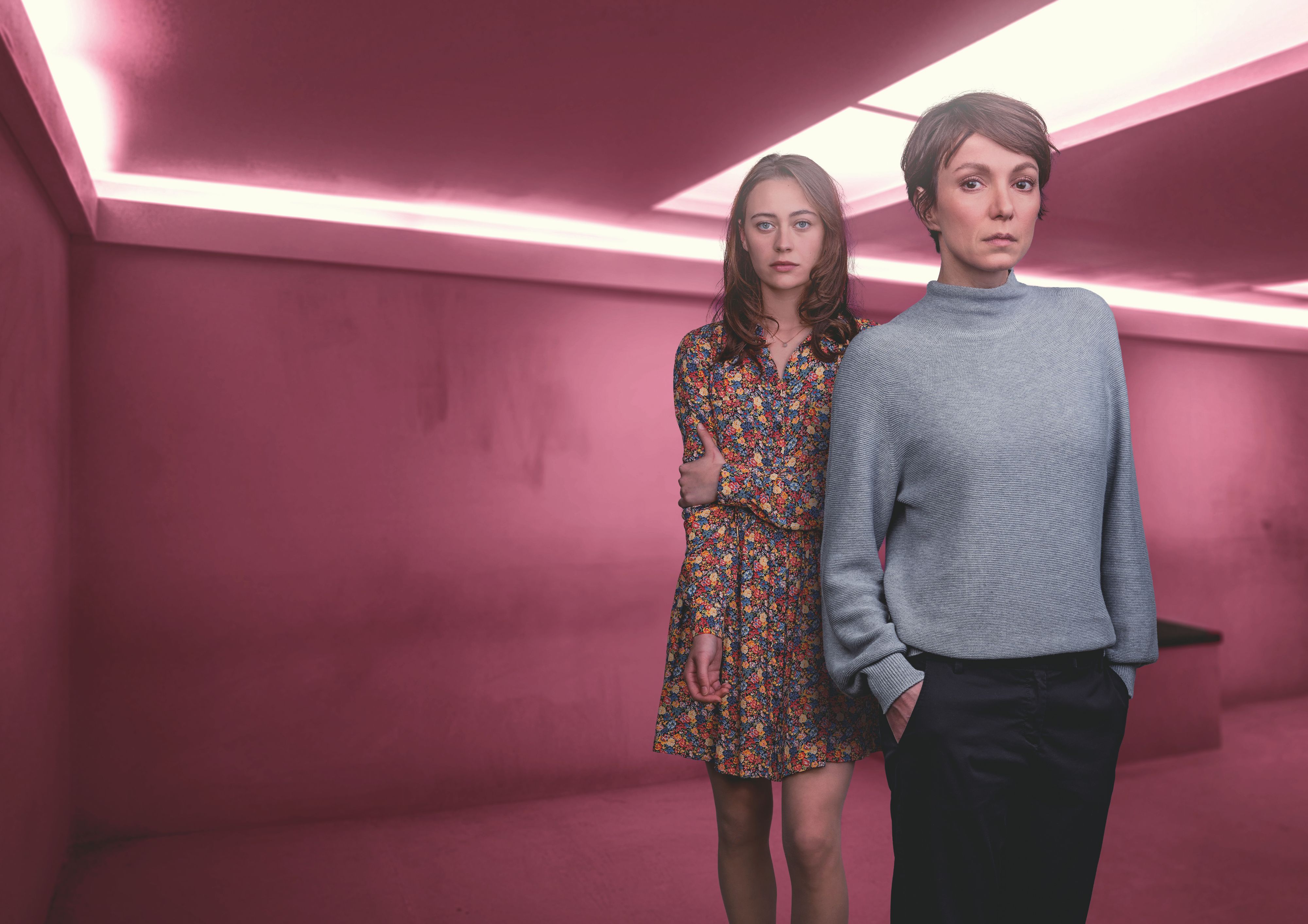 Im Pink Room versucht Karla Eckhard (Julia Koschitz, r.) ein Gespräch mit Anna Lobrecht (Mercedes Müller) zu führen, die sich selbst eines Mordes bezichtigt hat.