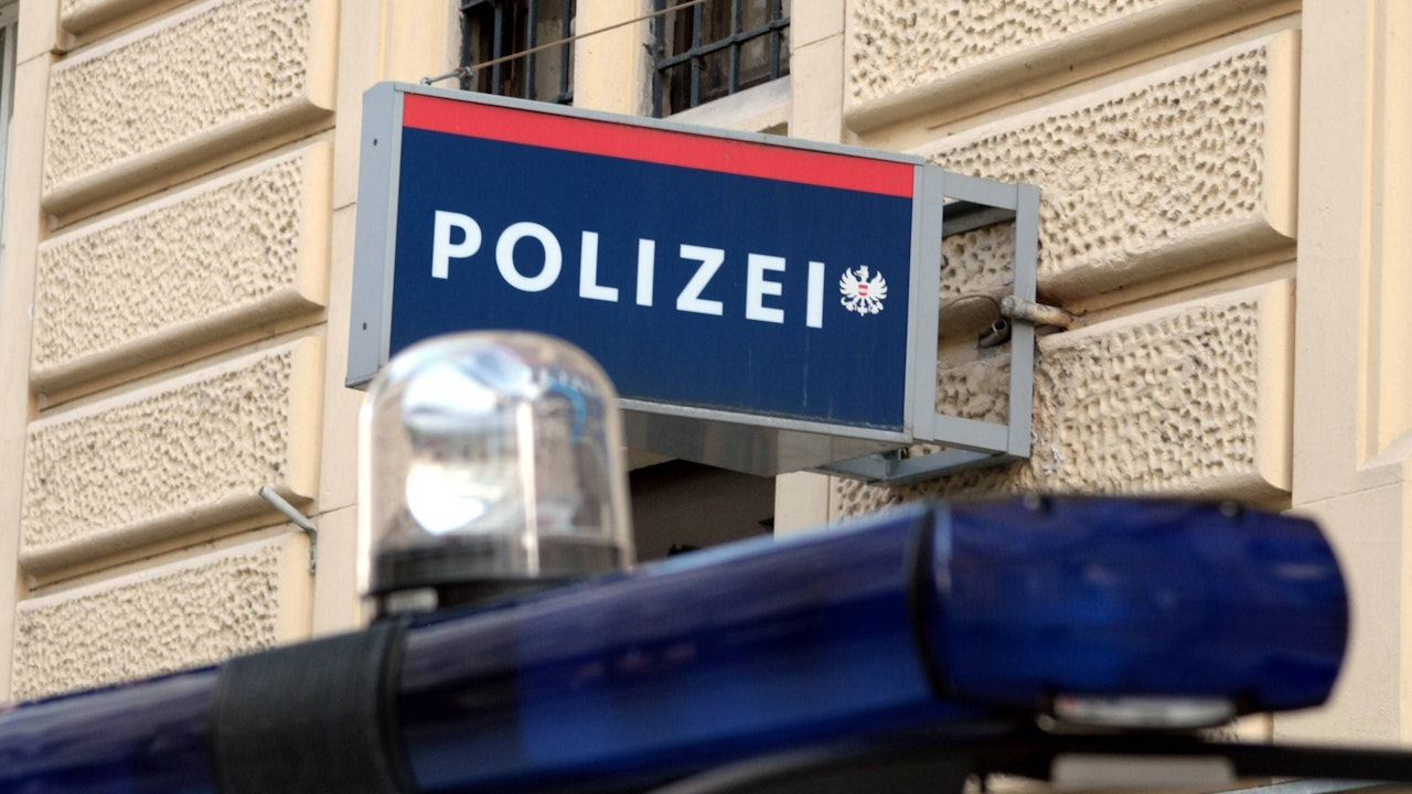Heute.at - Lenker überholt Bus und kracht in Polizeiauto