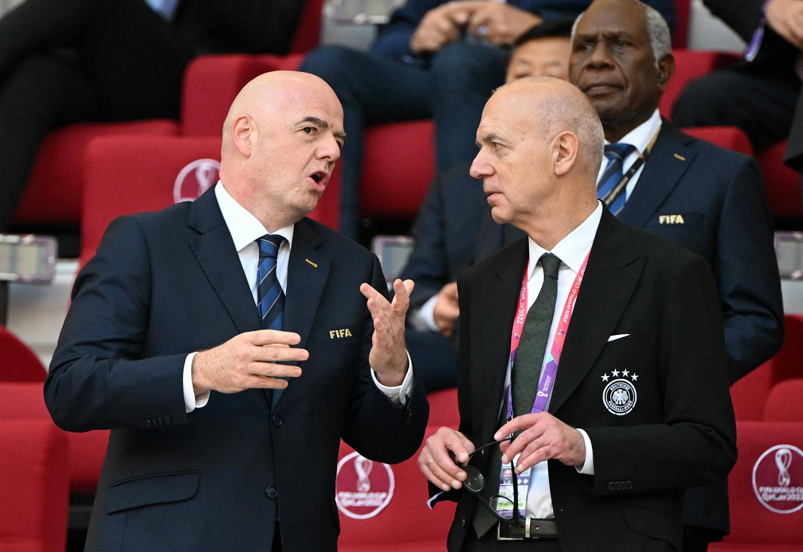 DFB-Boss Neuendorf (r.) stimmt gegen FIFA-Präsident Gianni Infantino