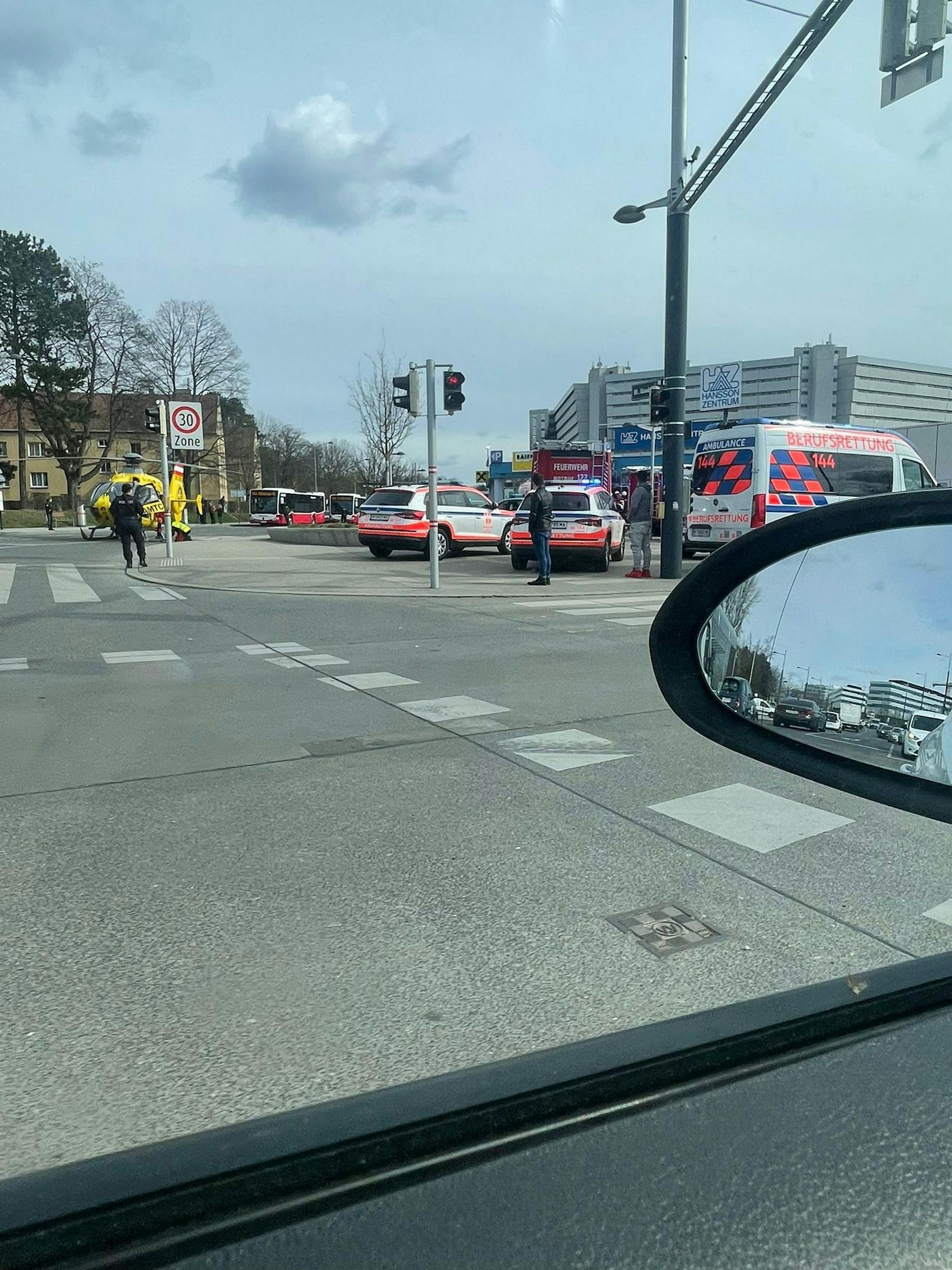 Schwerer Crash! Audi rast in Wiener Bank-Filiale.