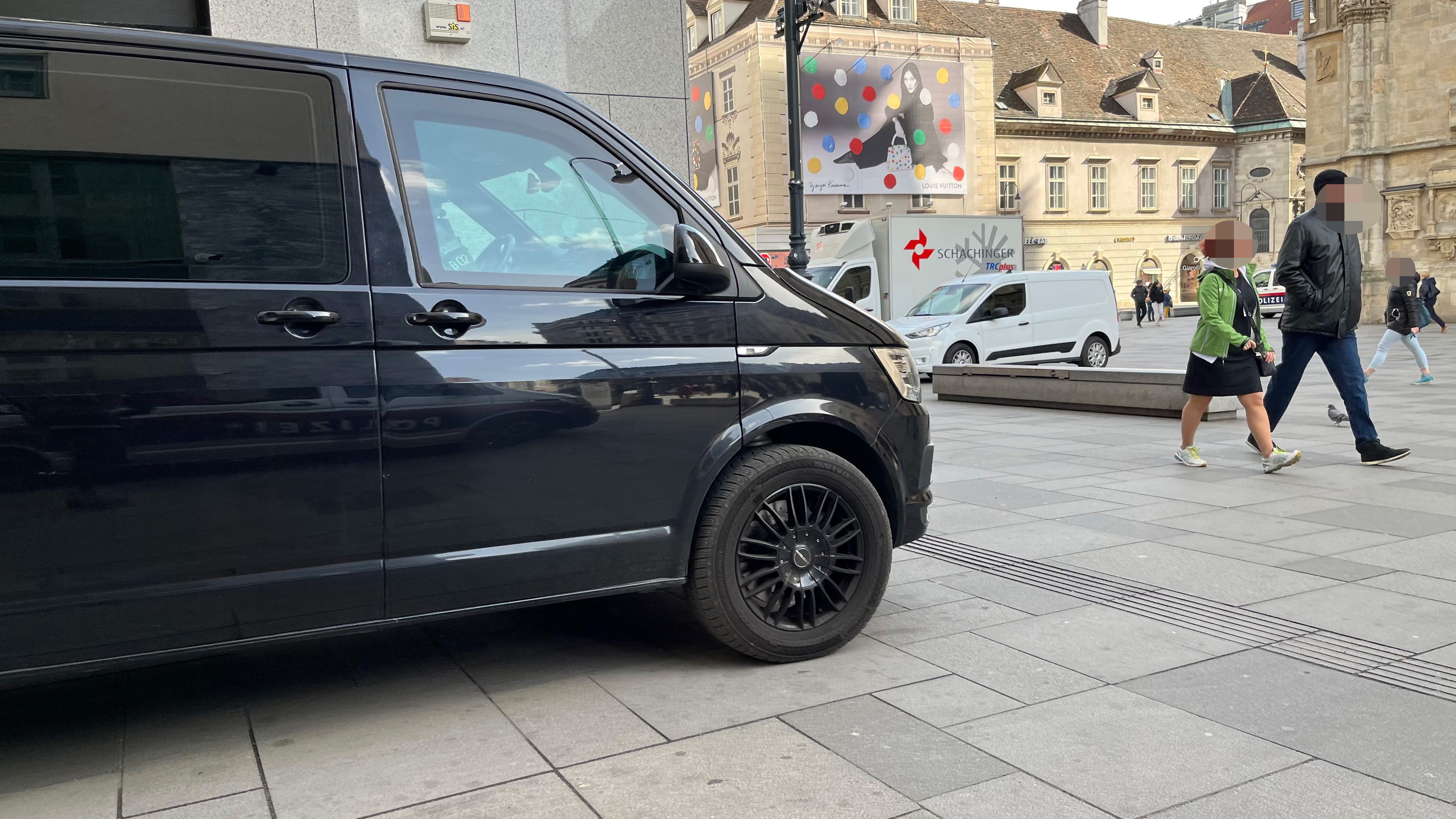 Cobra-Beamte positionierten sich vor dem Wiener Stephansdom