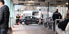 Schwerer Crash: Audi rast in Wiener Bank-Filiale