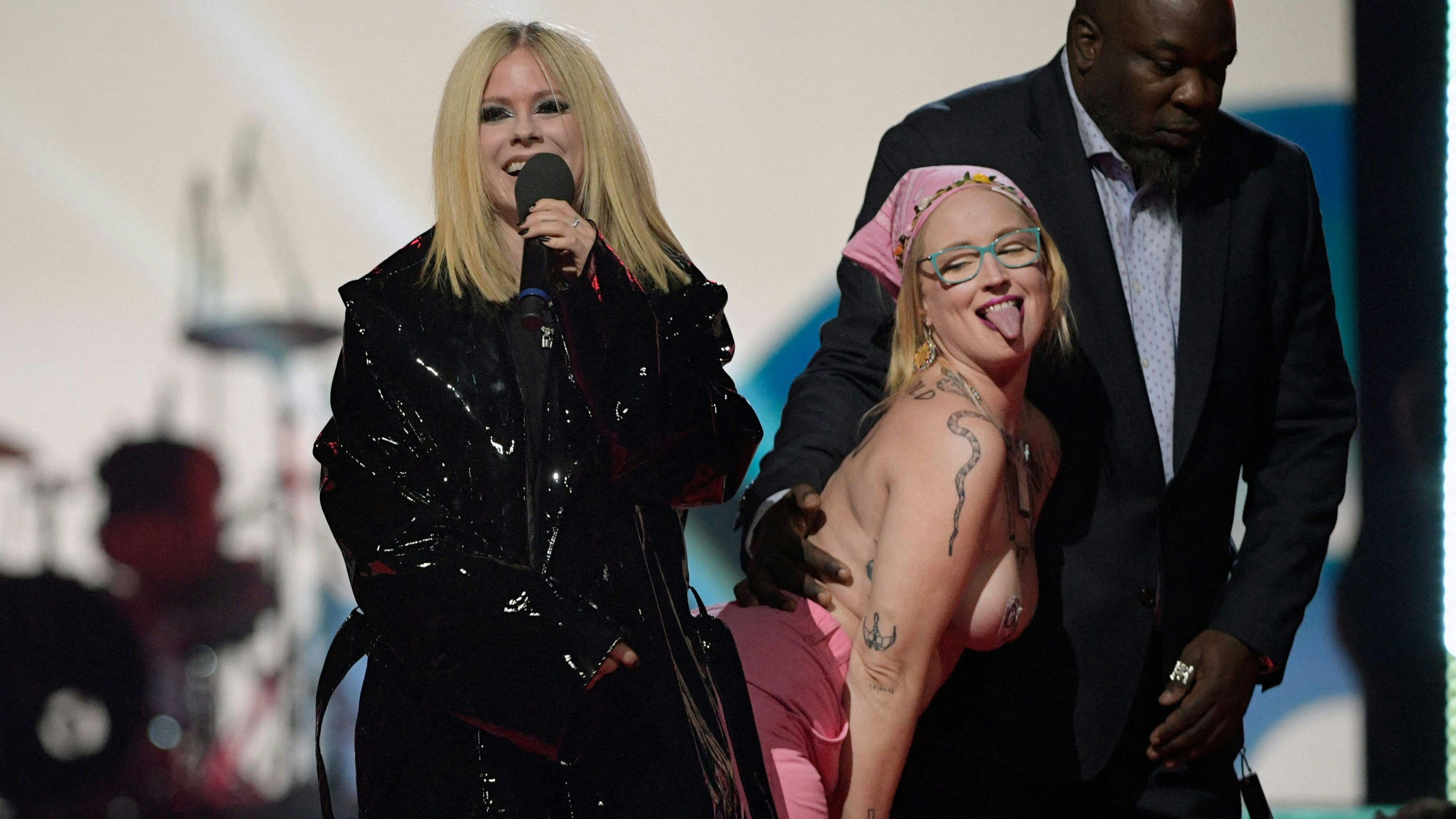 Download von www.picturedesk.com am 15.03.2023 (09:04).  EDMONTON, AB - MARCH 13: A protestor interrupts Avril Lavigne speaking onstage at the 2023 JUNO Awards at Rogers Place on March 13, 2023 in Edmonton, Canada. Dale MacMillan/Getty Images/AFP (Photo by Dale MacMillan / GETTY IMAGES NORTH AMERICA / Getty Images via AFP) - 20230313_PD15792 - Rechteinfo: Rights Managed (RM) Fotografische Urheberrechte sind garantiert. Der Kunde selbst hat insbesondere die Persönlichkeitsrechte der abgebildeten Personen in eigener Verantwortung zu beachten (AGBs Punkt 5). Nur für redaktionelle Nutzung durch Tageszeitungen und Onlinemedien!