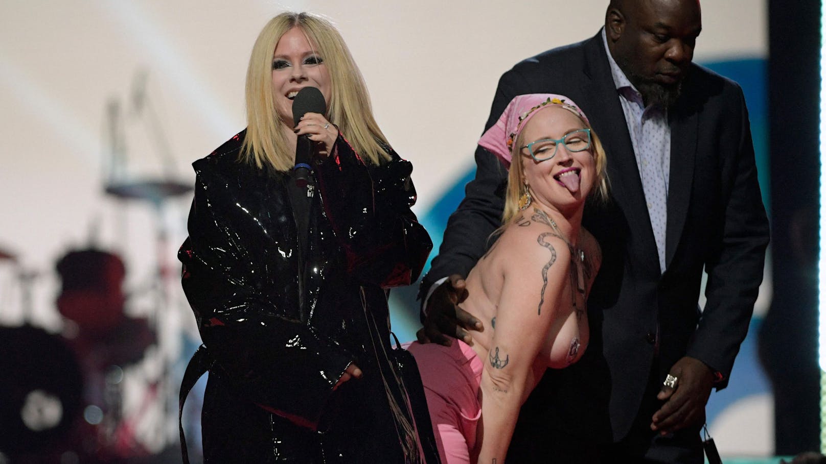 Eine Klima-Protestlerin crashte oben ohne den Auftritt von <strong>Avril Lavigne</strong> bei den 2023 Juno Awards in Edmonton (Kanada).