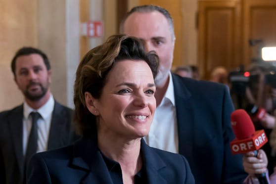 SPÖ-Chefin Pamela Rendi-Wagner mit ihrem Parteivorsitz-Verfolger Hans Peter Doskozil im "Windschatten".