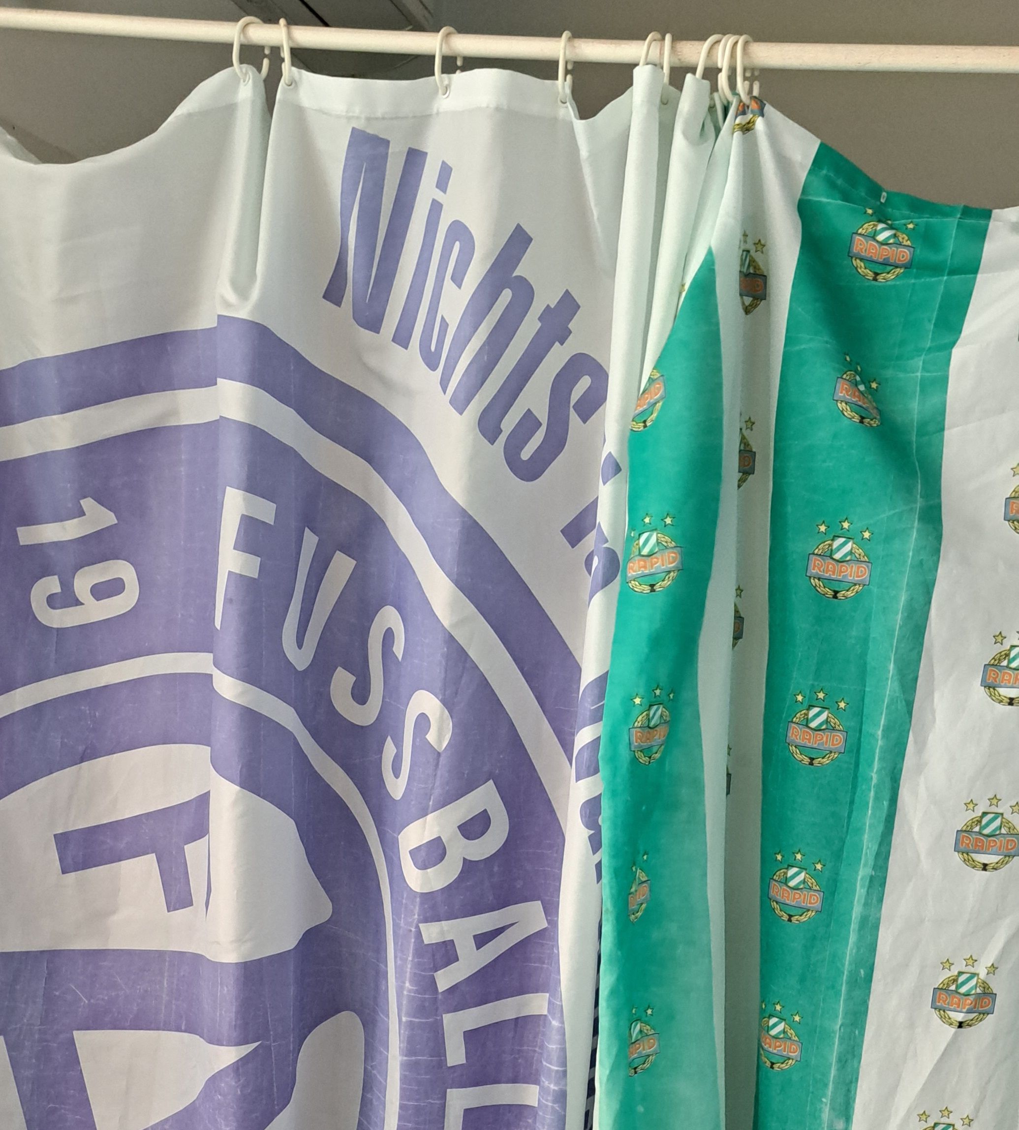 Der Austria-Duschvorhang im Hütteldorfer Bad