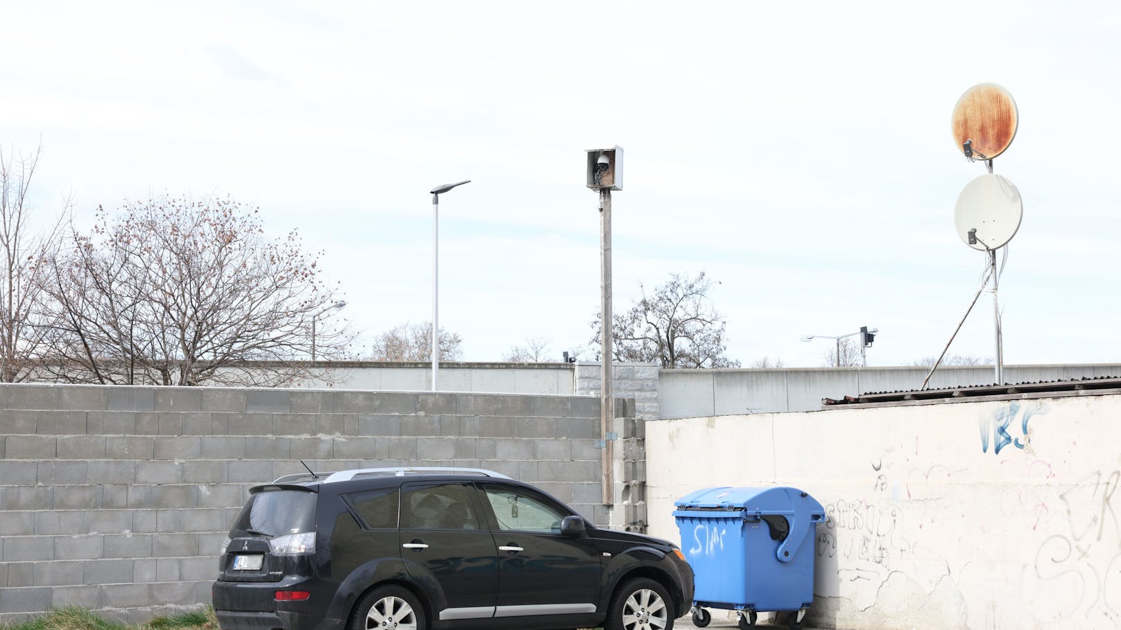 Der gesamte Parkplatz wird videoüberwacht.