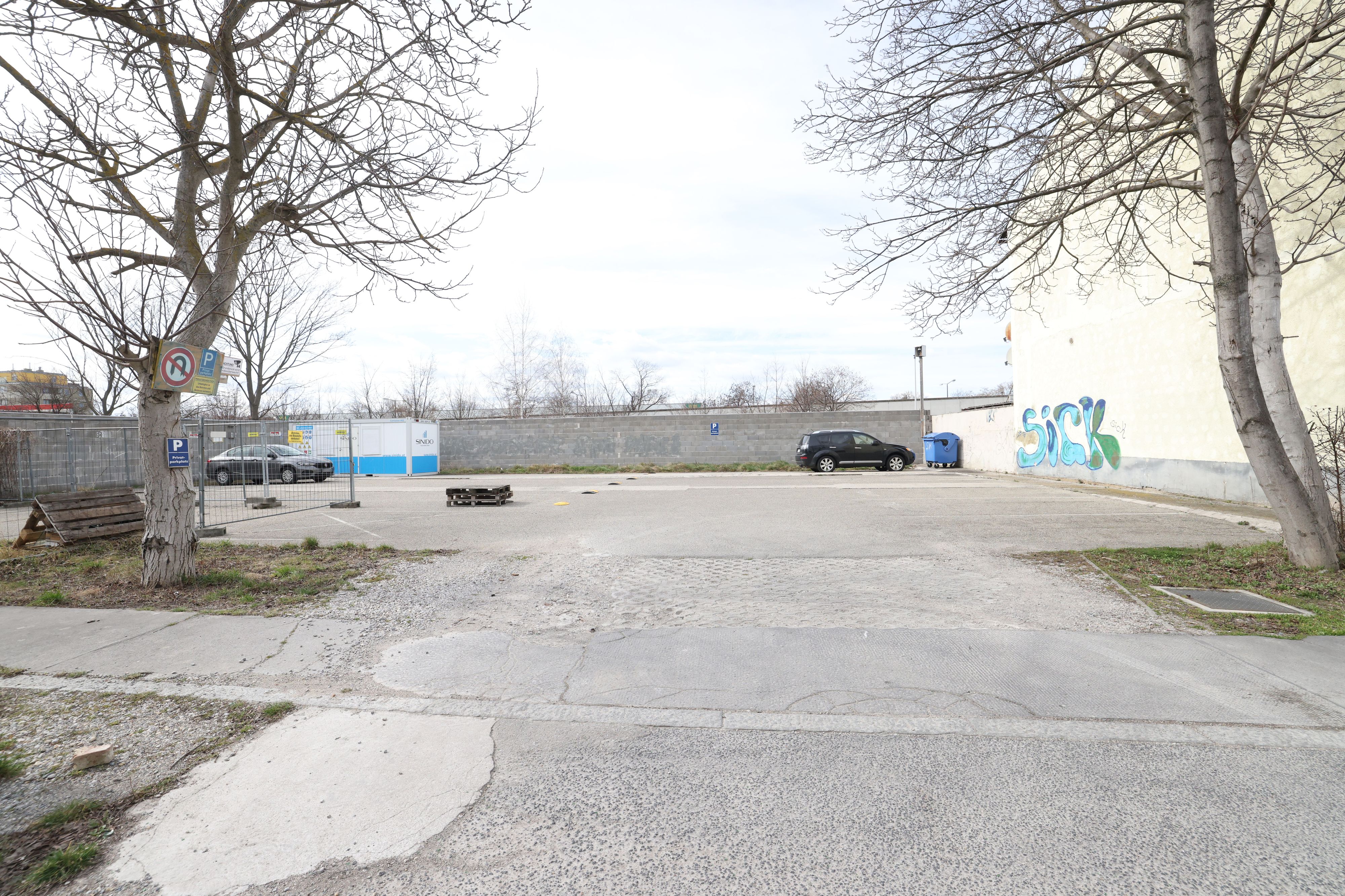 Dieser Privatparkplatz hat schon viele Autofahrer hohe Geldsummen gekostet. Nun wird zweimal abgerechnet.