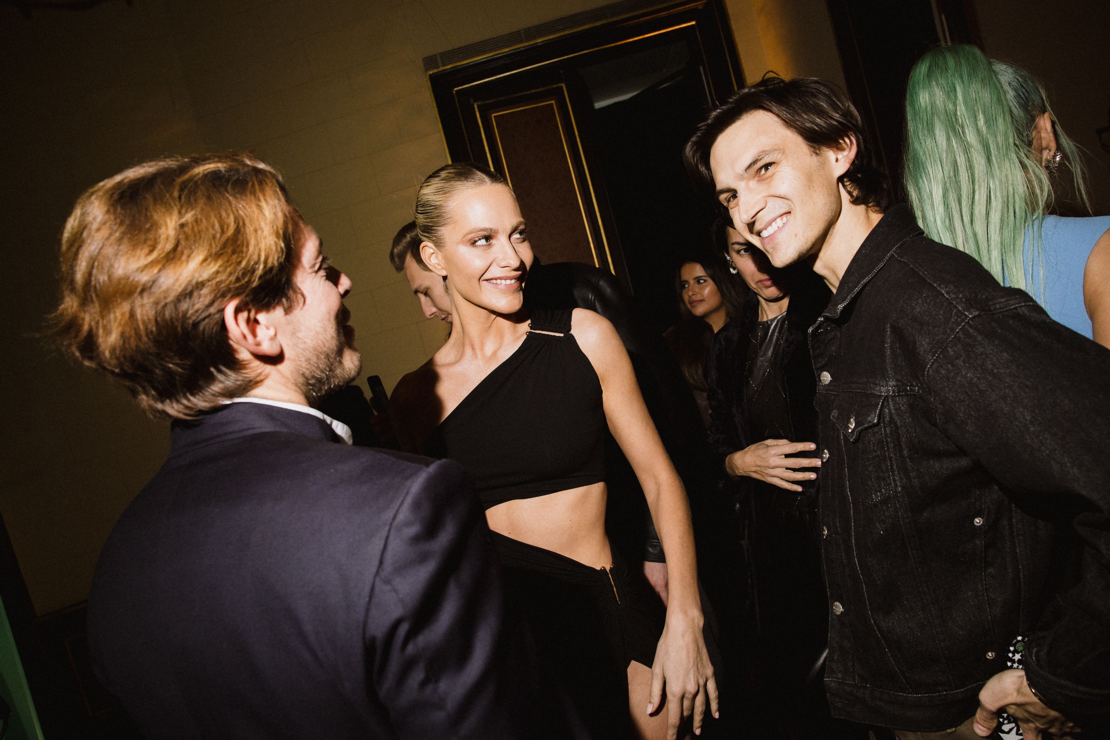 Model <strong>Poppy Delevingne</strong> (Mitte) bei der Aquazzura Paris Fashion Week Cocktail Party.