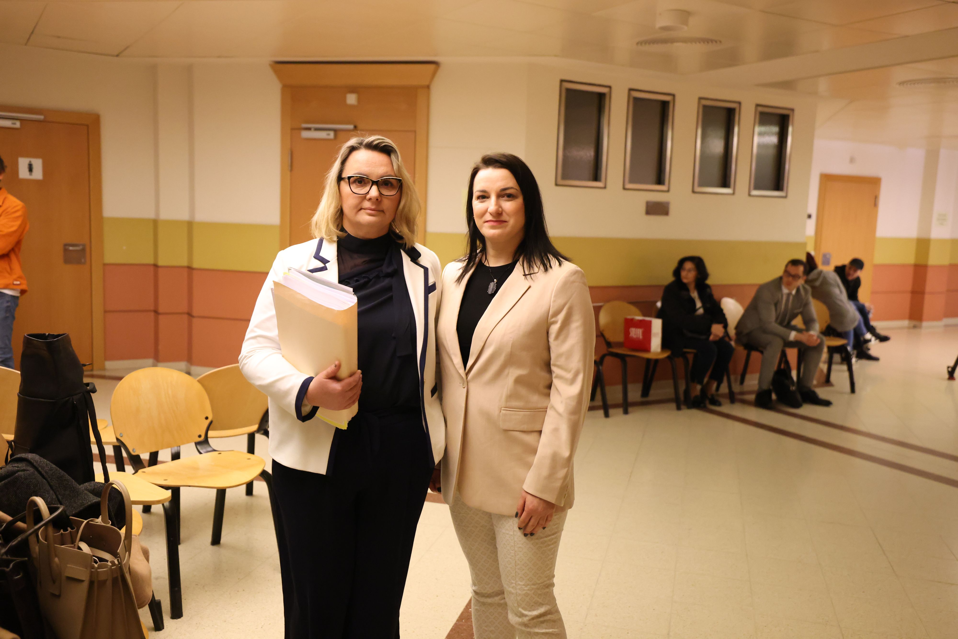 Anwältin Aleksandra Fux mit ihrer Mandantin.