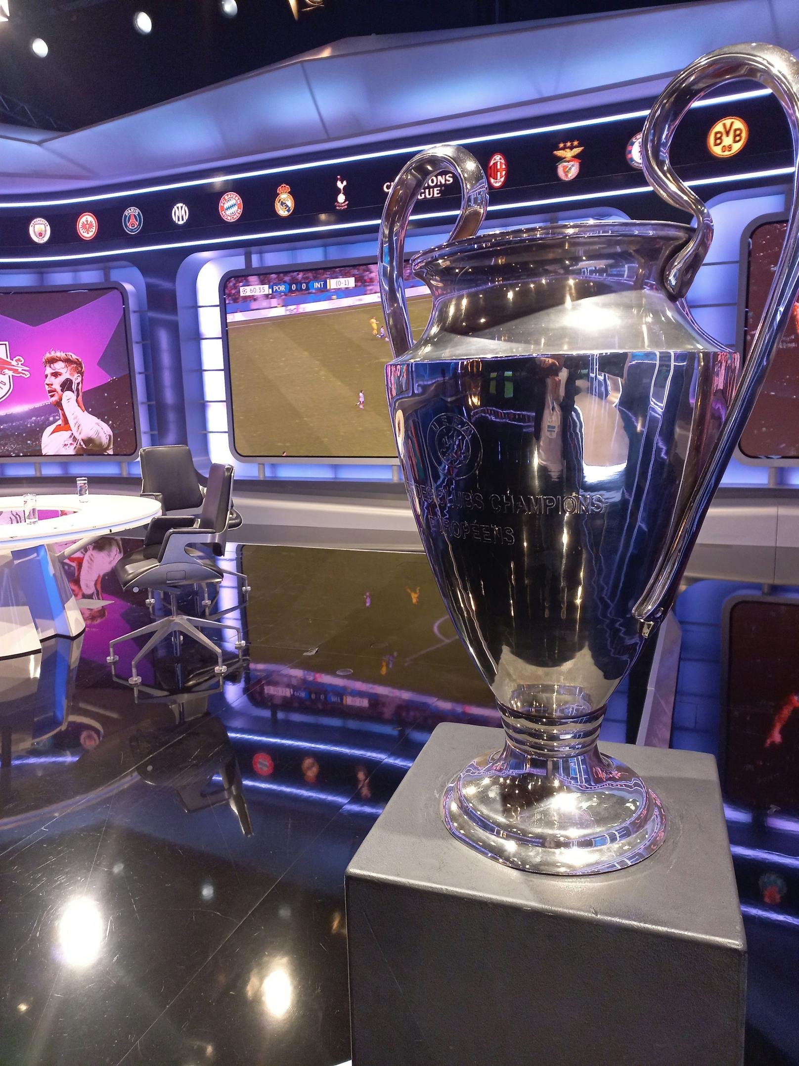 Sogar der Champions-League-Pokal ist im Studio - allerdings nur ein Double.