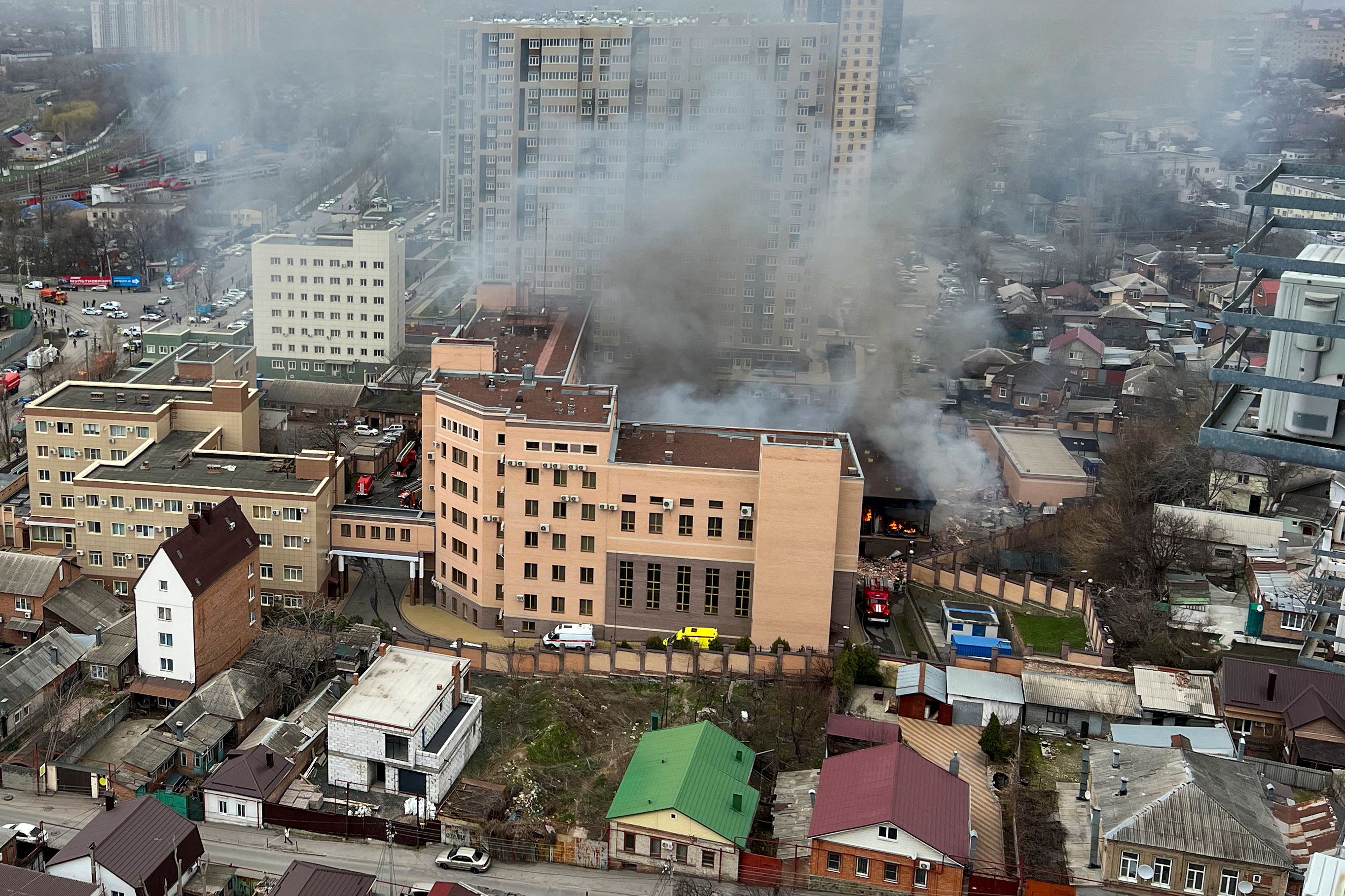 Heftige Rauchschwaden steigen am Donnerstag aus dem FSB-Gebäude in Rostow am Don auf. 