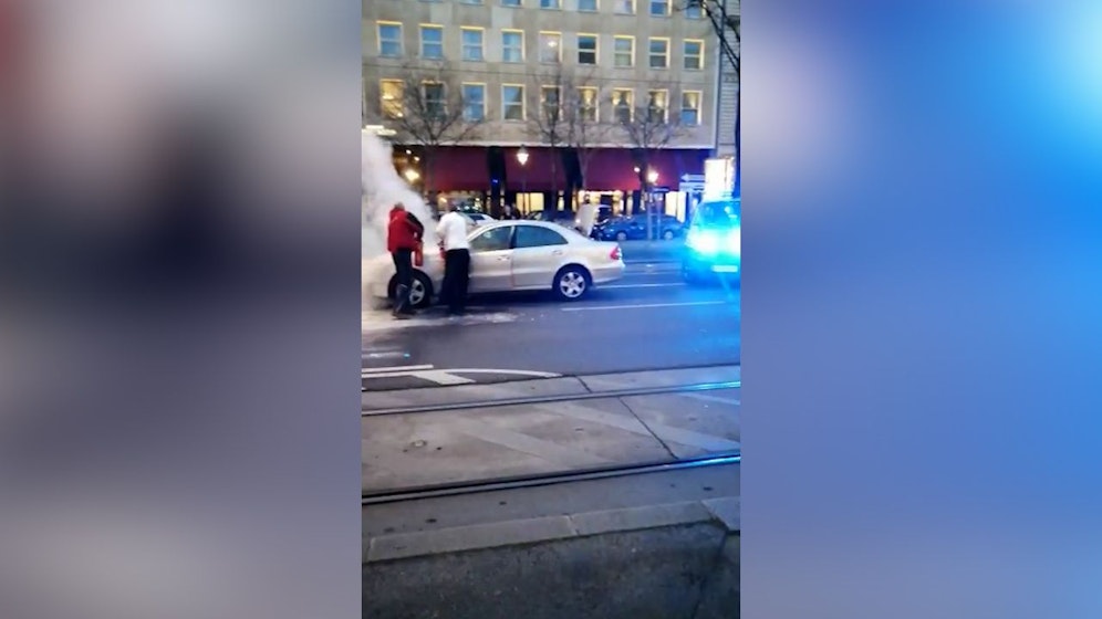 Am Schubertring fing am Donnerstagabend ein Pkw Flammen.