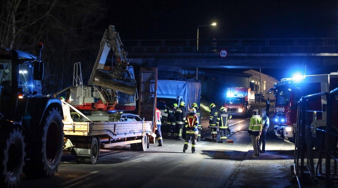 Die Feuerwehr rückte an und reparierte das Gespann wieder notdürftig.