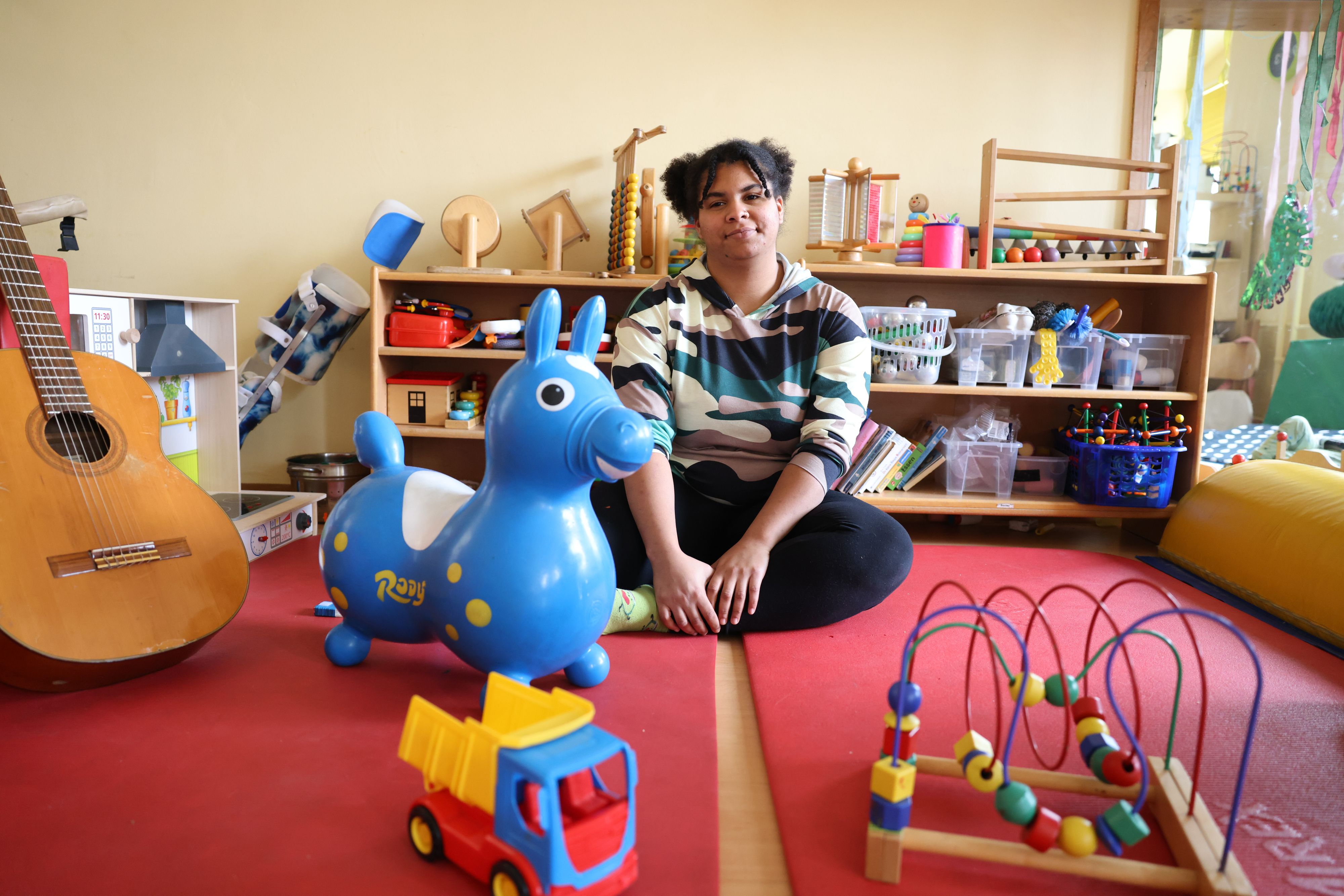 Gloria (22) mit Lernschwäche betreut schwer behinderte Kinder