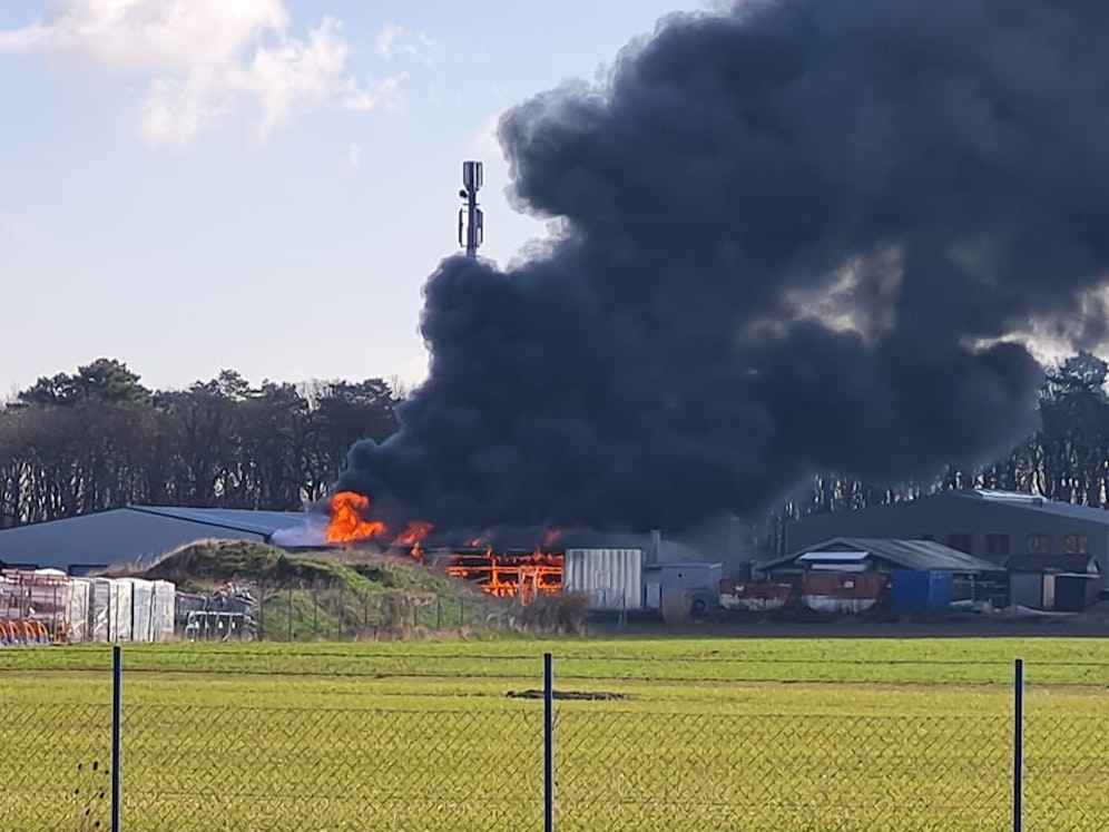 Die schwarze Rauchsäule war kilometerweit sichtbar.