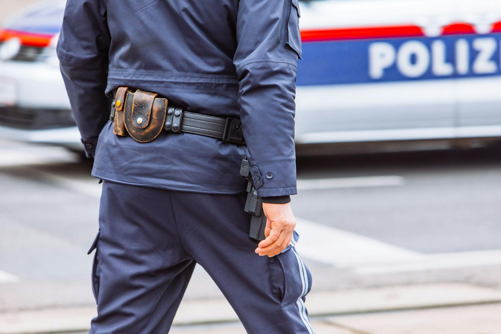 Beamte der Innsbrucker Polizei rückten am Dienstagmorgen aus, um nach dem Täter zu fahnden. (Symbolbild)