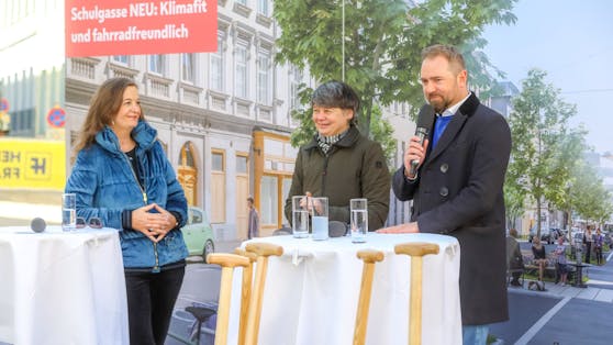 Planungsstadträtin Ulli Sima, Währings Bezirksvorsteherin Silvia Nossek und NEOS-Märktesprecher Markus Ornig präsentieren die Umgestaltungs-Pläne für die Schulgasse .