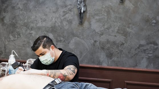 Tattoo-Artist Silas Becks tätowiert am Samstag, 15. April 2023, im "Quo vadis?" christliche Motive.