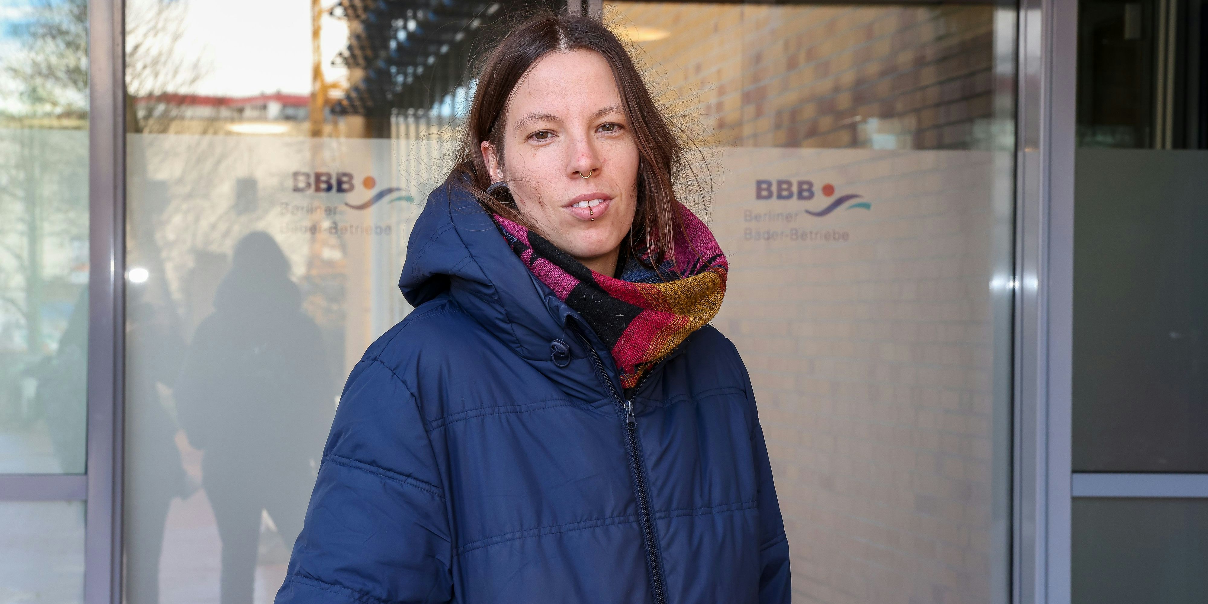 Lotte Mies vor den Berliner-Bäder-Betrieben