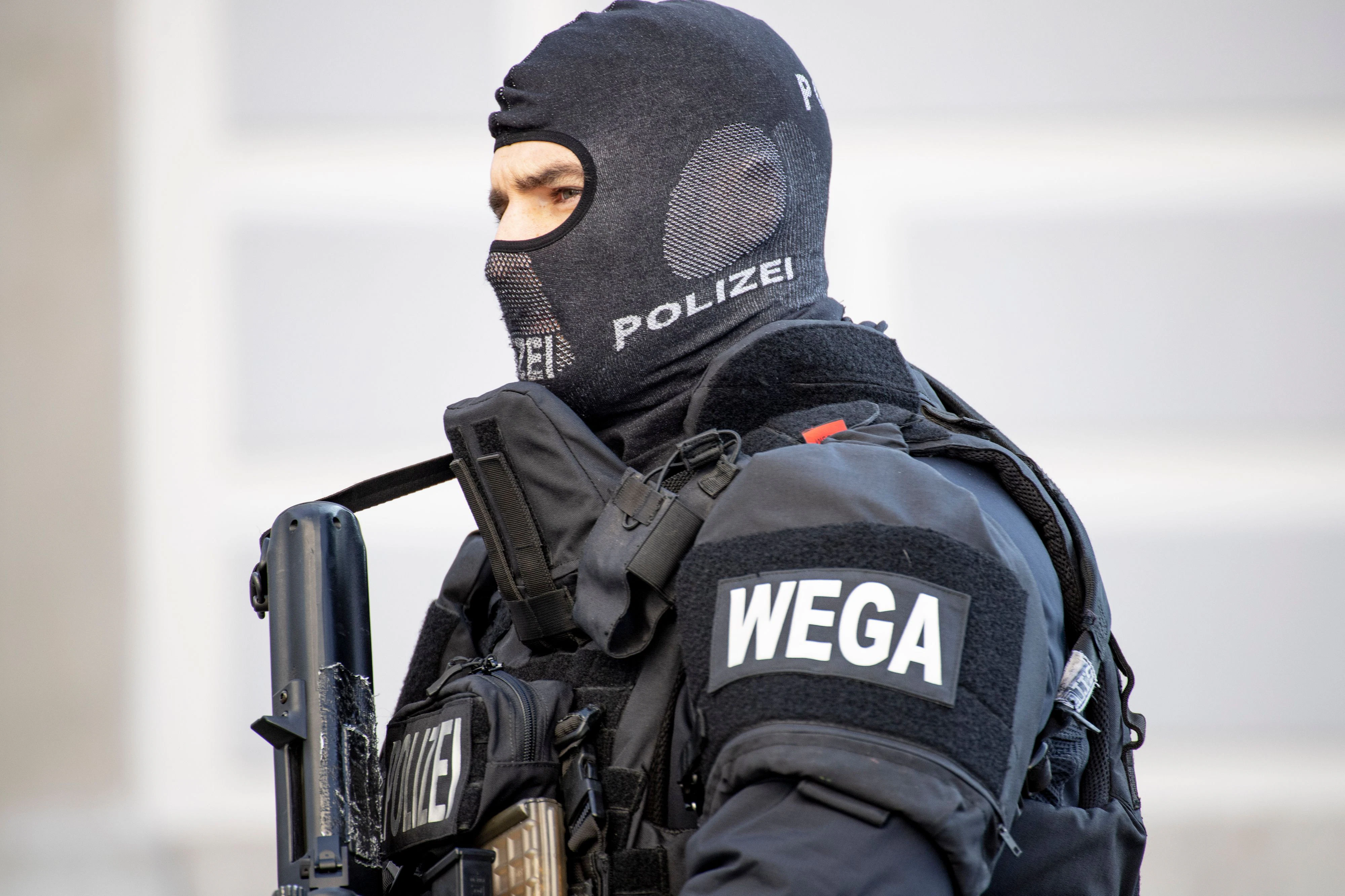 Download von www.picturedesDie Wiener Polizei reduziert nach einer Anschlags-Drohung die Über- und Bewachung potenziell gefährdeter Orte. k.com am 16.03.2023 (19:10). Der Ballhausplatz sowie das Bundeskanzleramt werden von schwer bewaffneten Polizisten bewacht. Im Bild: Polizist der Sondereinheit WEGA (Wiener Einsatzgruppe Alarmabteilung). Wien, Österreich. Februar 2021 // The square ,,Ballhausplatz" in front of the Federal Chancellery in Vienna is guarded by heavily armed police special forces. Picture: Police man of the special forces unit ,,WEGA". Vienna, Austria. January 2021 - 20210201_PD9641 - Rechteinfo: Rights Managed (RM)