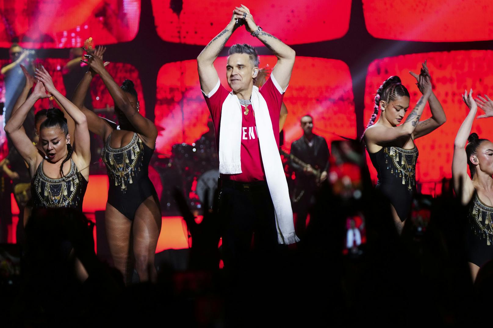 Popstar Robbie Williams bei seinem ersten von zwei Konzerten in der Wiener Stadthalle.