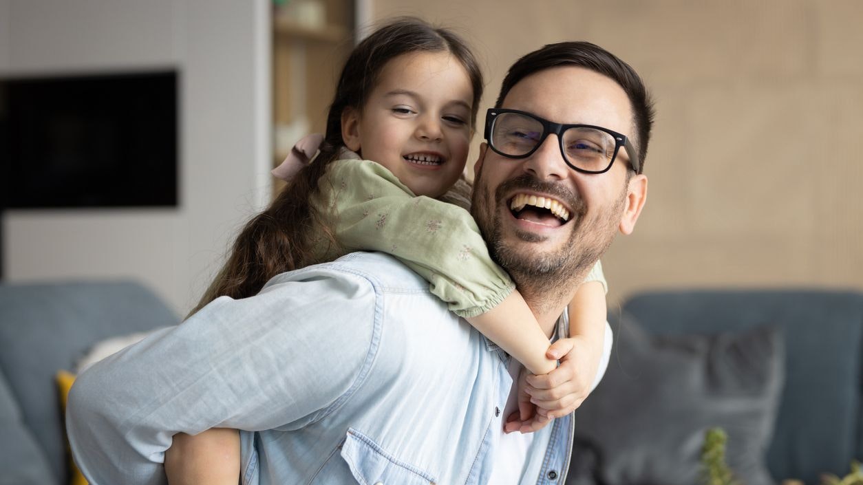 "Nachdem du das Getränk verschüttest hast habe ich dich angeschrien." Bei so einem Beispiels solltest du deinen Fehler erkennen und deinem Kind mitteilen, dass dir bewusst ist wann du falsch gelegen bist.