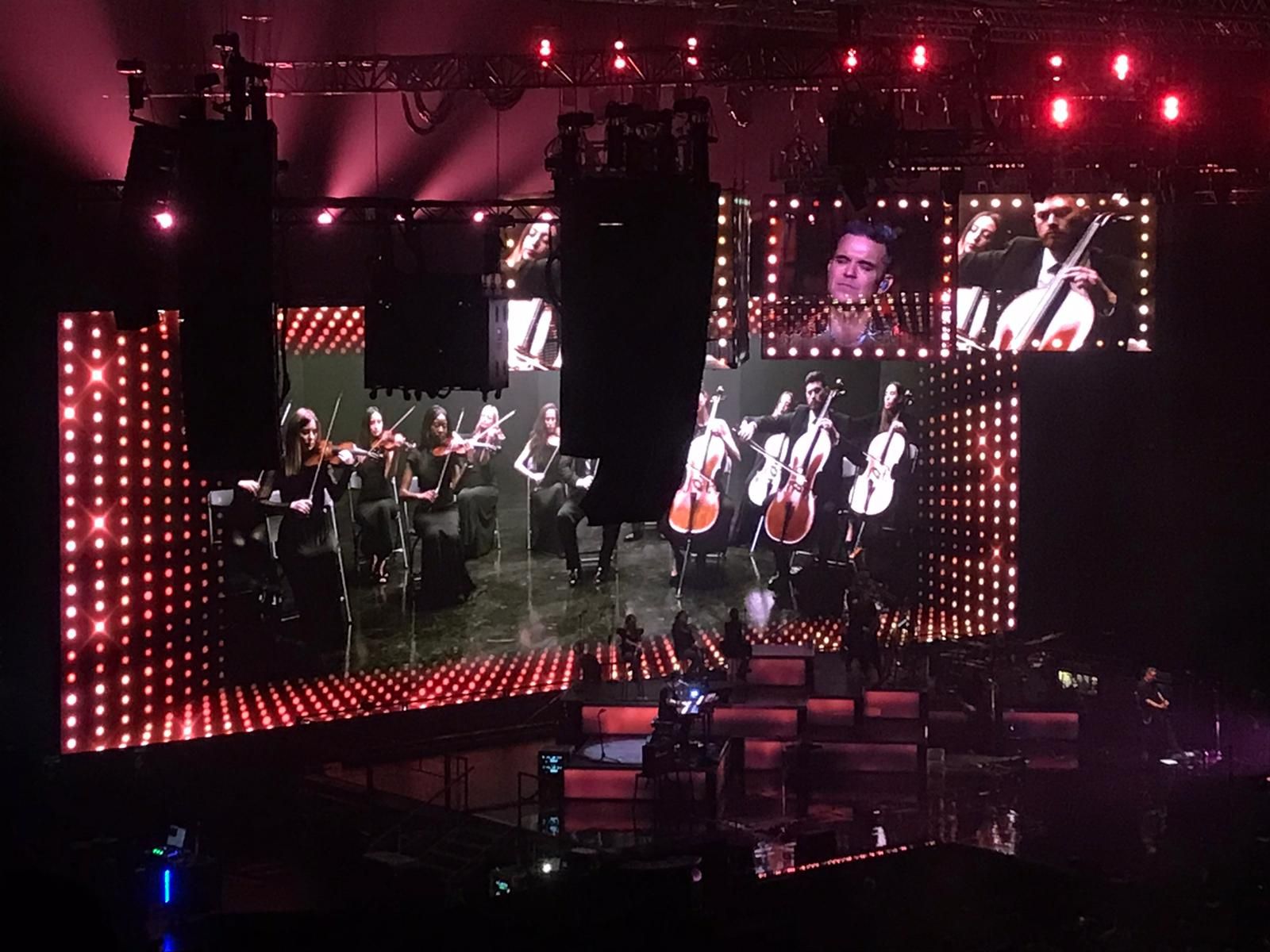 "Eternity" – Robbie Williams mit eingespieltem Orchester.