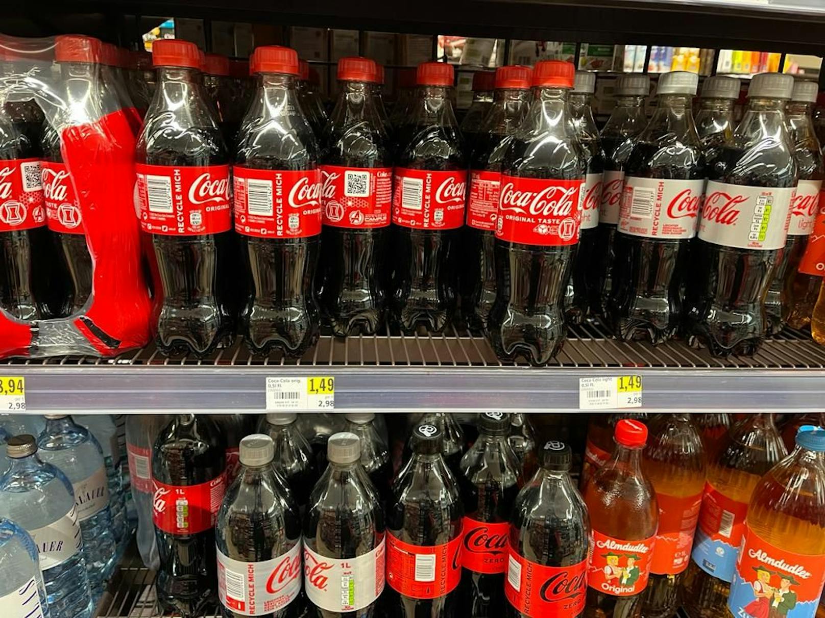 Eine kleine Flasche Coca Cola (halber Liter) kostet bereits 1,49 Euro. Früher kostete diese Flasche 99 Cent. Und um 1,49 Euro bekam man einen Liter.