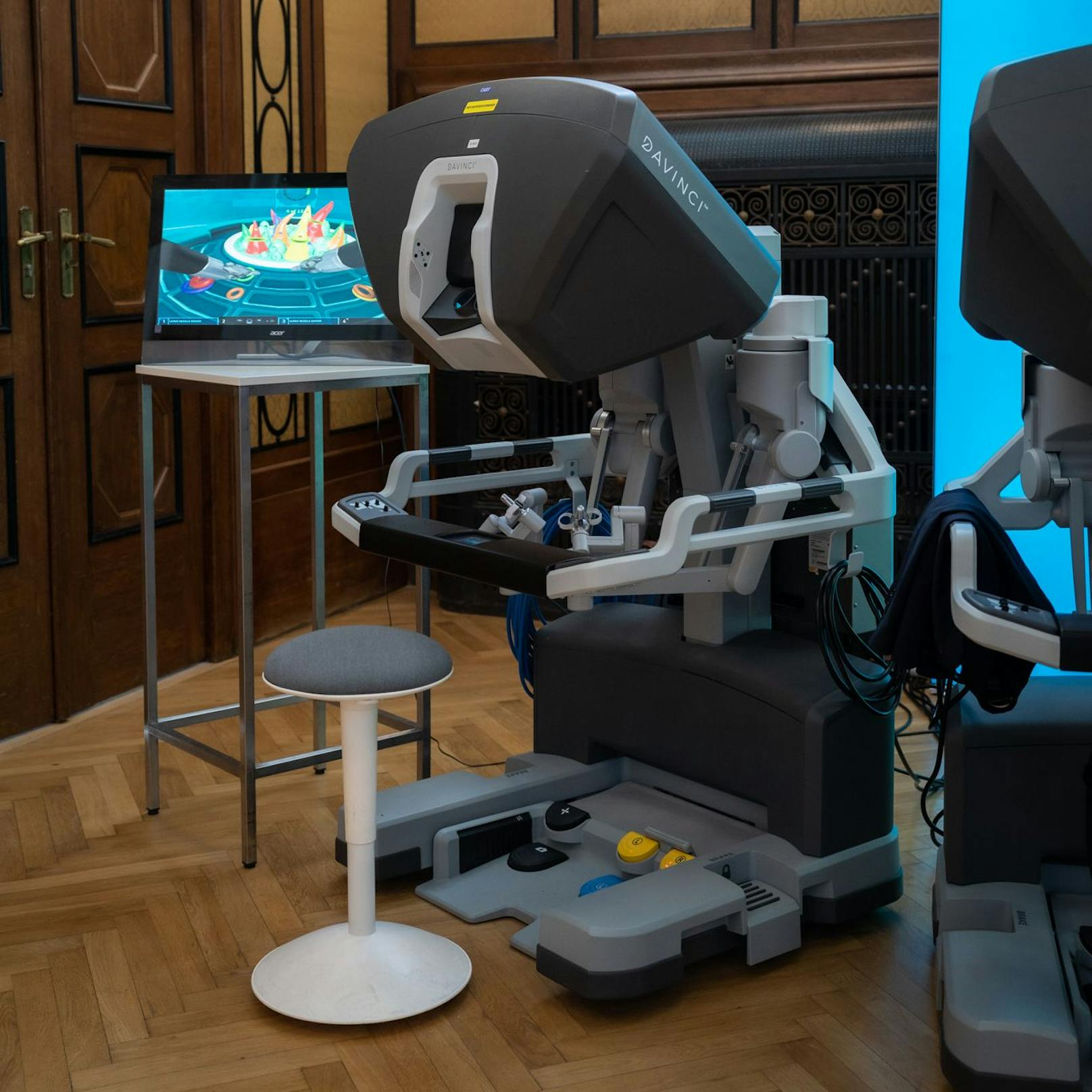 Die Roboter sollen Chirurgen bei Eingriffen unterstützen.