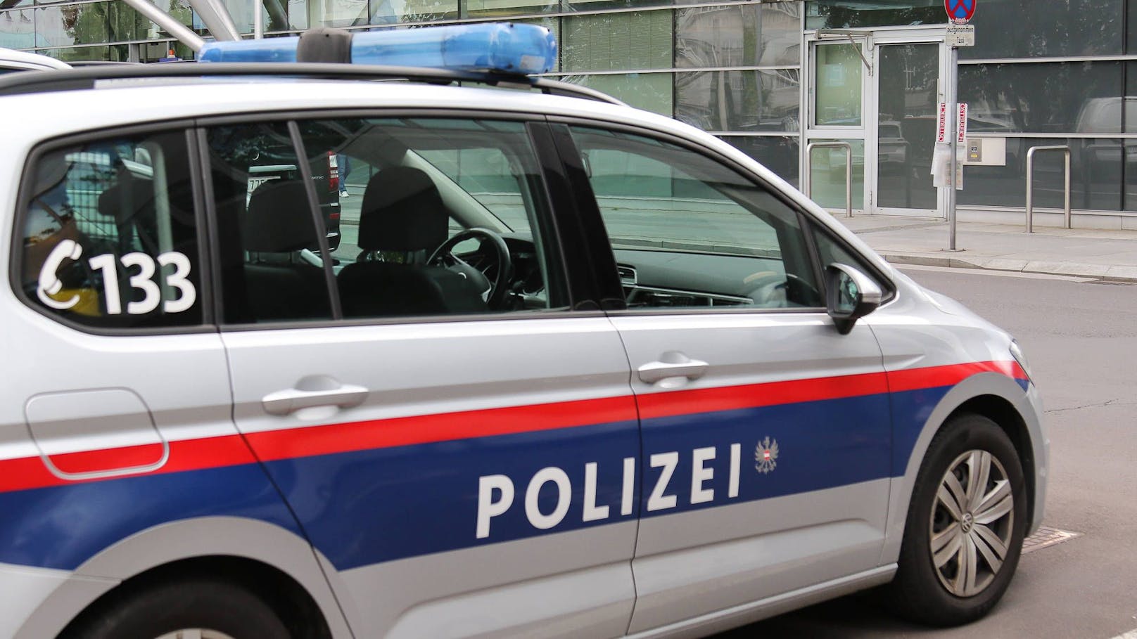 Die Polizei sucht nach einem Autolenker, der am Samstag in Pöttsching Fahrerflucht beging.