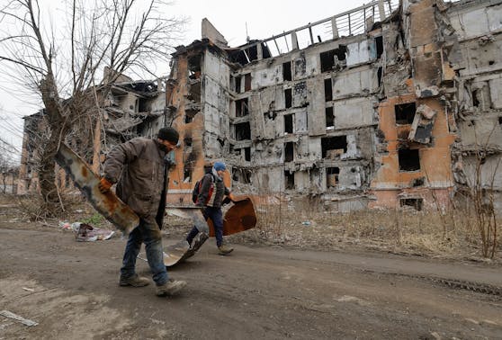 Trümmer einer Stadt: Bewohner im Zerbombten Mariupol.