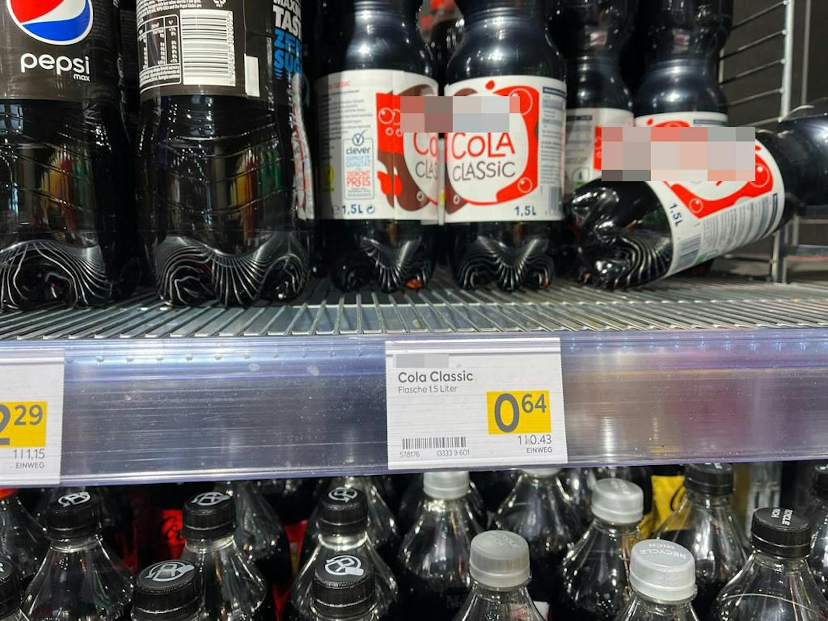 Noch sehr günstig: Cola-Billigmarken um 64 Cent pro 1,5 Liter. Der Coca Cola-Fan rümpft indes die Nase dabei.&nbsp;