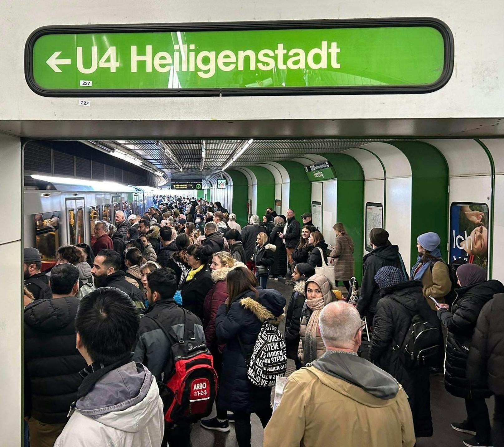 Unzählige Öffi-Kunden warteten am Donnerstag auf die nächste U-Bahn.