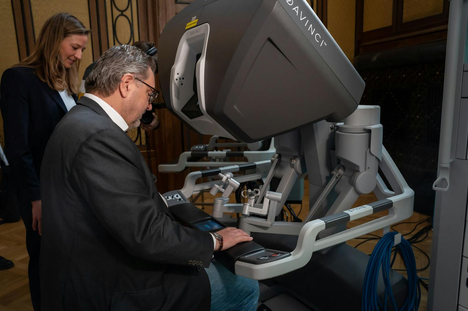 Gesundheitsstadtrat Peter Hacker (SPÖ) testete den neuen Roboter.