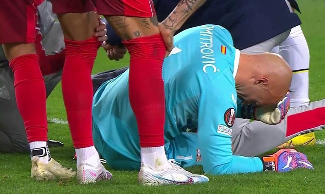 Sevilla-Goalie Marko Dmitrovic wurde von einem Feuerzeug getroffen