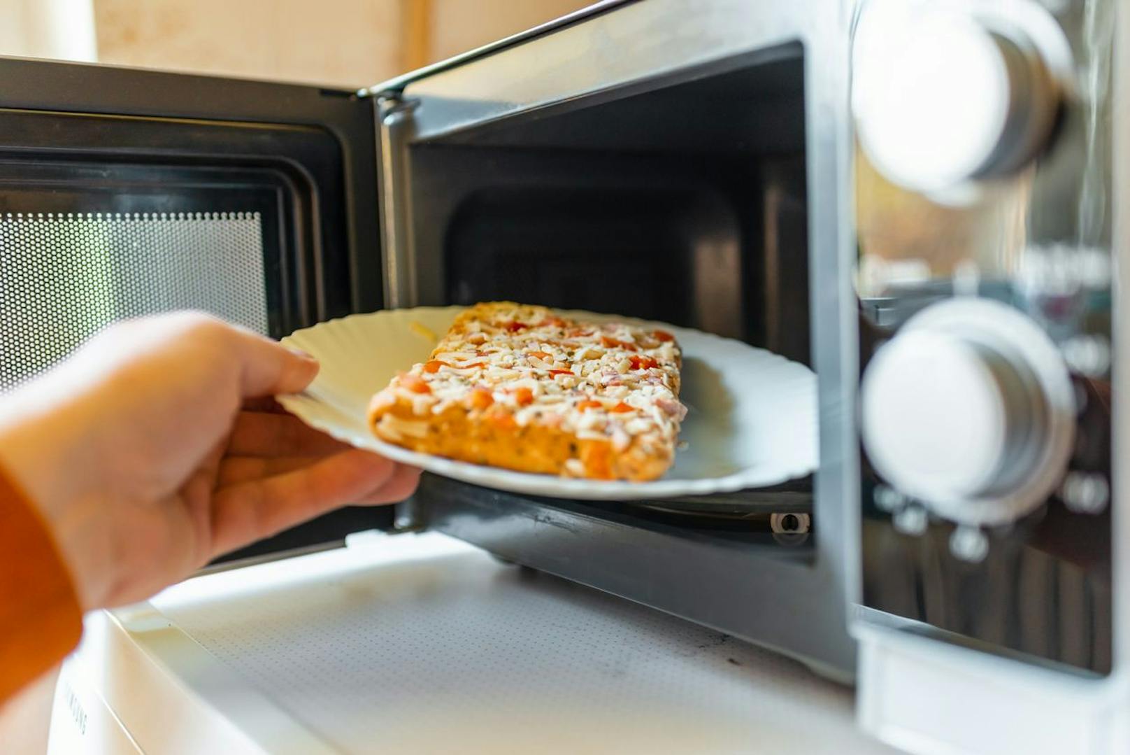<strong>Die Pizza vom Vorabend:</strong>&nbsp;Wer&nbsp;nicht so auf kalte Pizza vor Vorabend steht, sollte sie aber besser nicht in der Mikrowelle aufwärmen. Denn die macht aus deinem Stück eine weich-wabbelige Angelegenheit. Lieber noch mal im heißen Ofen aufbacken, damit sie knusprig bleibt. Auch bei Gebäck solltest du aus diesem Grund lieber den Ofen nutzen.&nbsp;