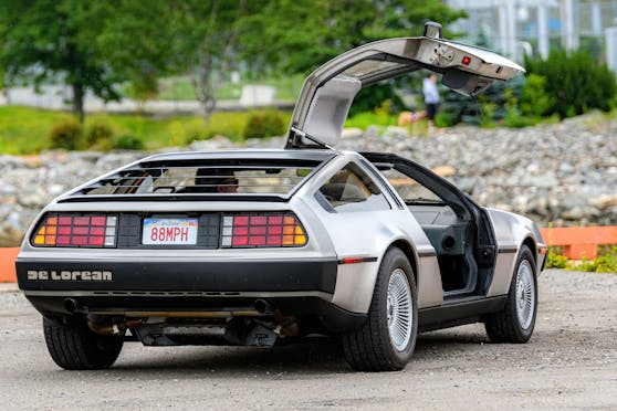 Mit einem solchen "DeLorean" geht es im Film "Zurück in die Zukunft" durch die Zeit.