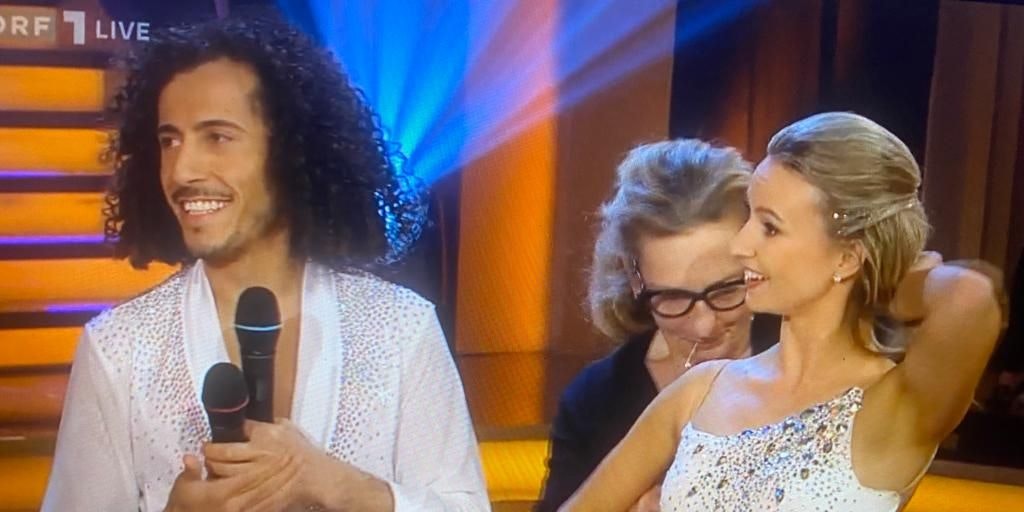 Omars Tanzpartnerin riss das Kleid