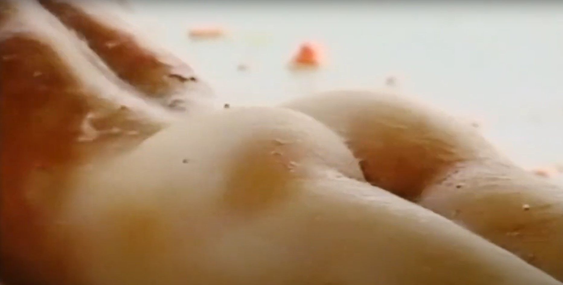 Robbie Williams zeigt seinen nackten Hintern aus dem unzensierten Clip des Take That Videos "Do What You Like" bei seinem Wien-Konzert.