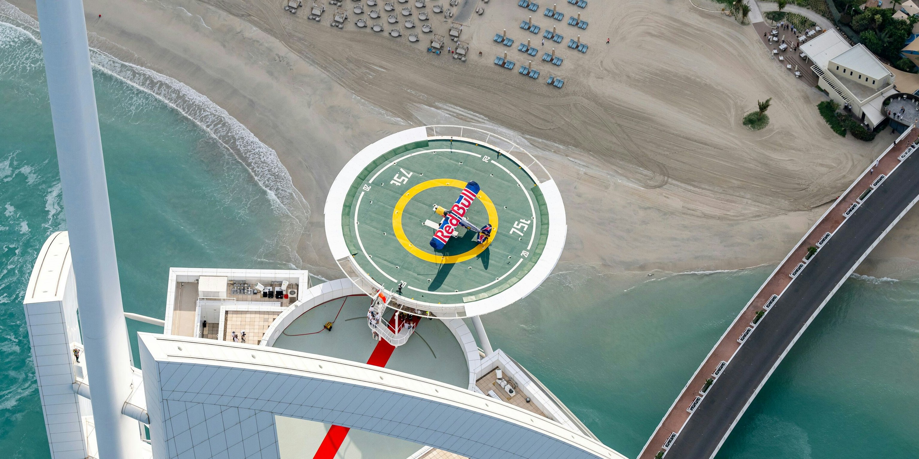 Luke Czepiela landet seinen Flieger auf dem Helipad des Burj al Arab