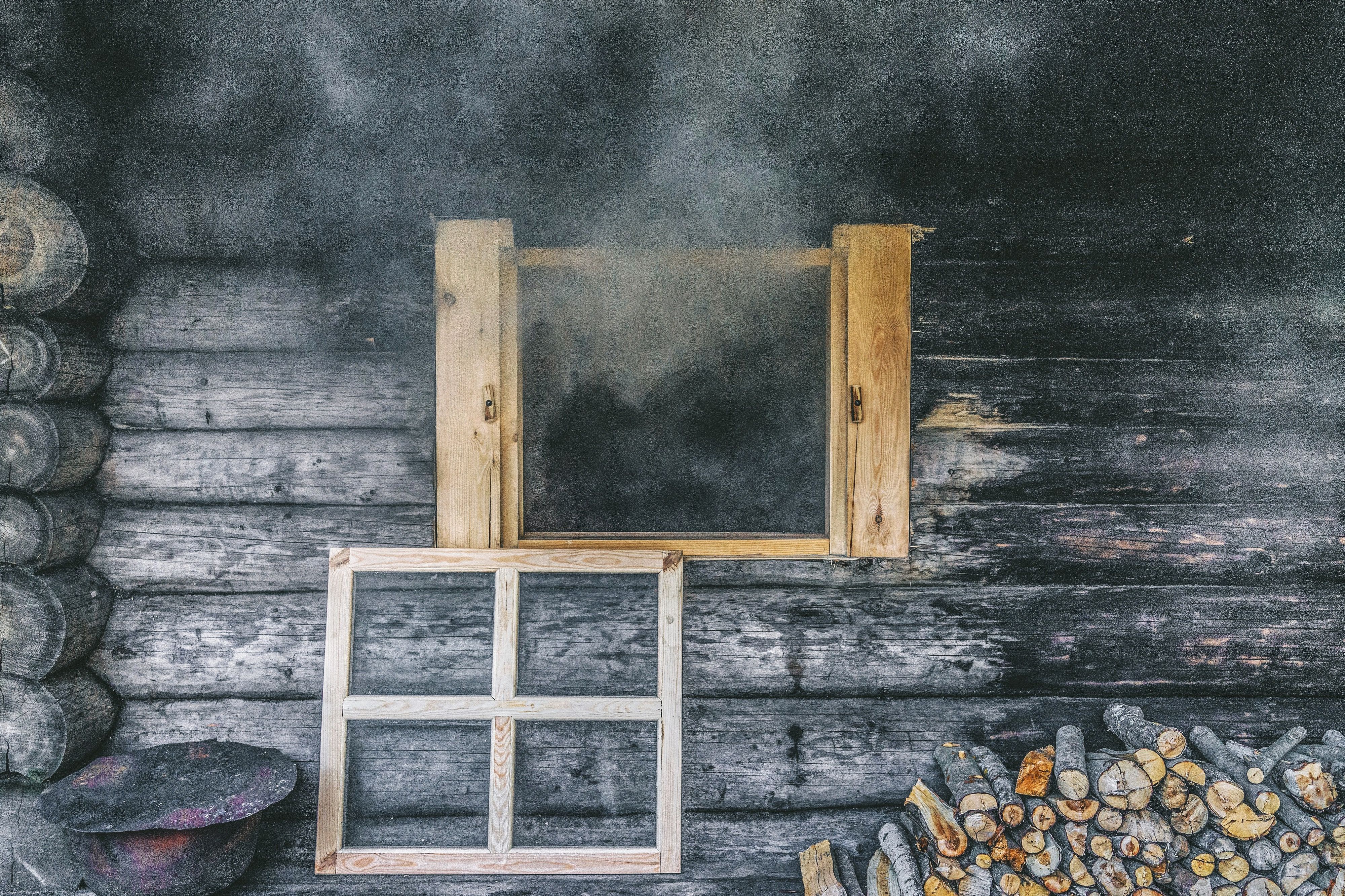 Durch eine Klappe zieht der Rauch des Holzfeuers ab, bevor die Wellnesser den Saunagang starten. ©_Visit_Estonia__Tonu_Runnel