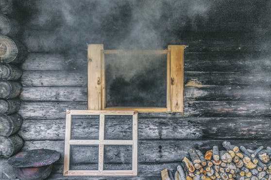 Durch eine Klappe zieht der Rauch des Holzfeuers ab, bevor die Wellnesser den Saunagang starten.