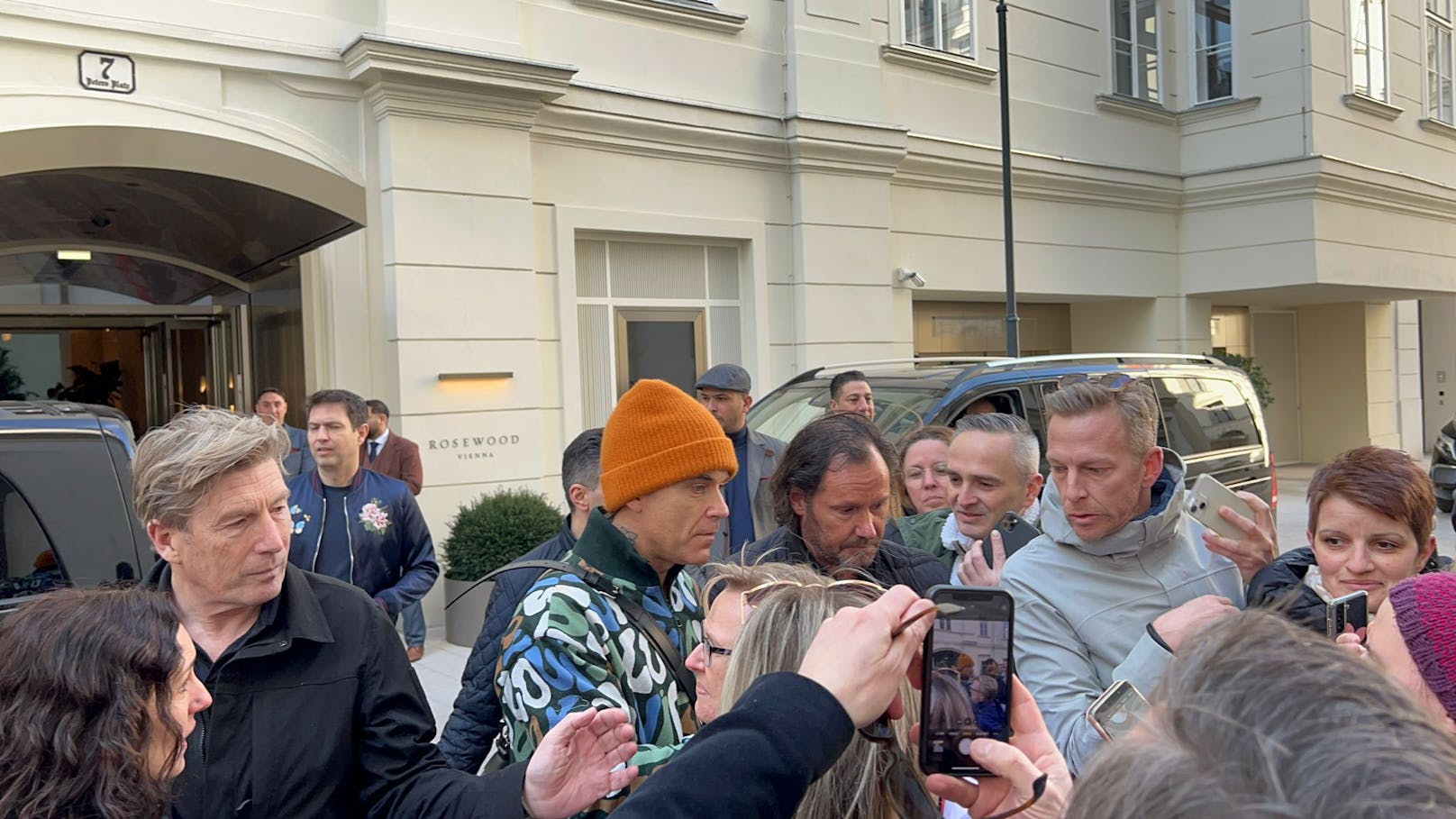 Fans von Robbie Williams trafen ihr Idol vor dem "Rosewood"-Hotel in Wien.